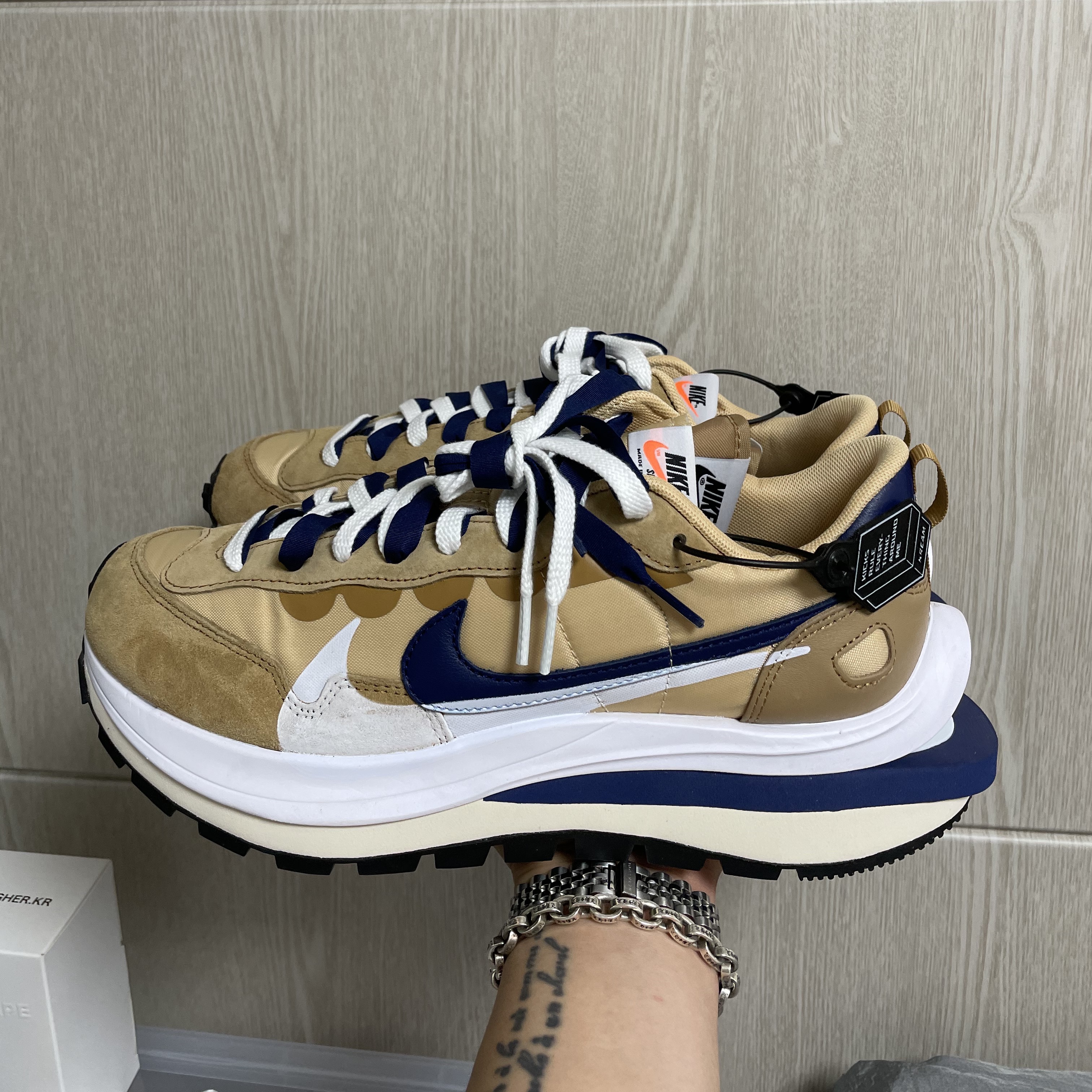 Nike x Sacai VaporWaffle Sesame and Blue Void 착용 스타일