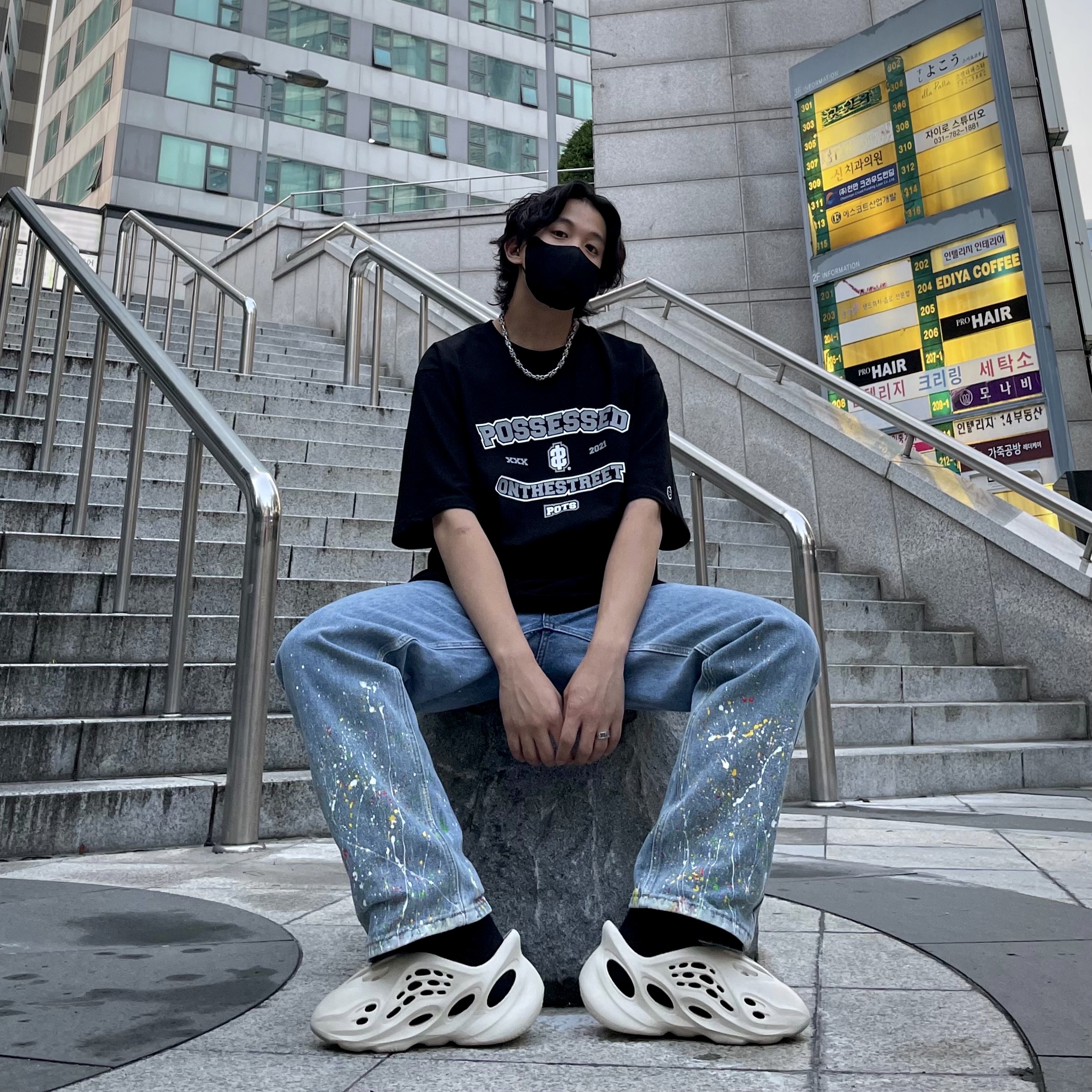 Adidas Yeezy Foam RNNR Sand 착용 스타일 - 1