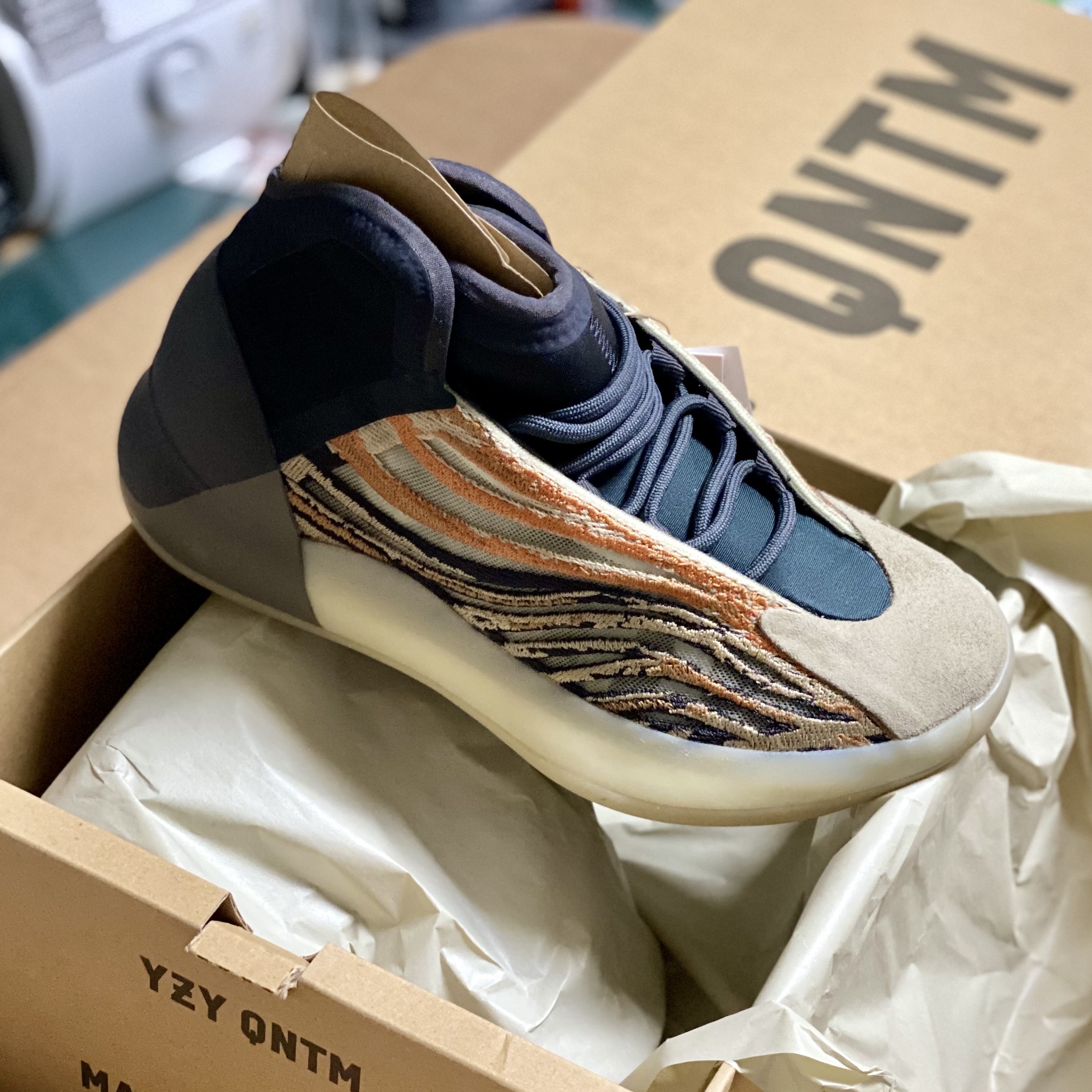 Adidas Yeezy QNTM Flash Orange 착용 스타일 - 1