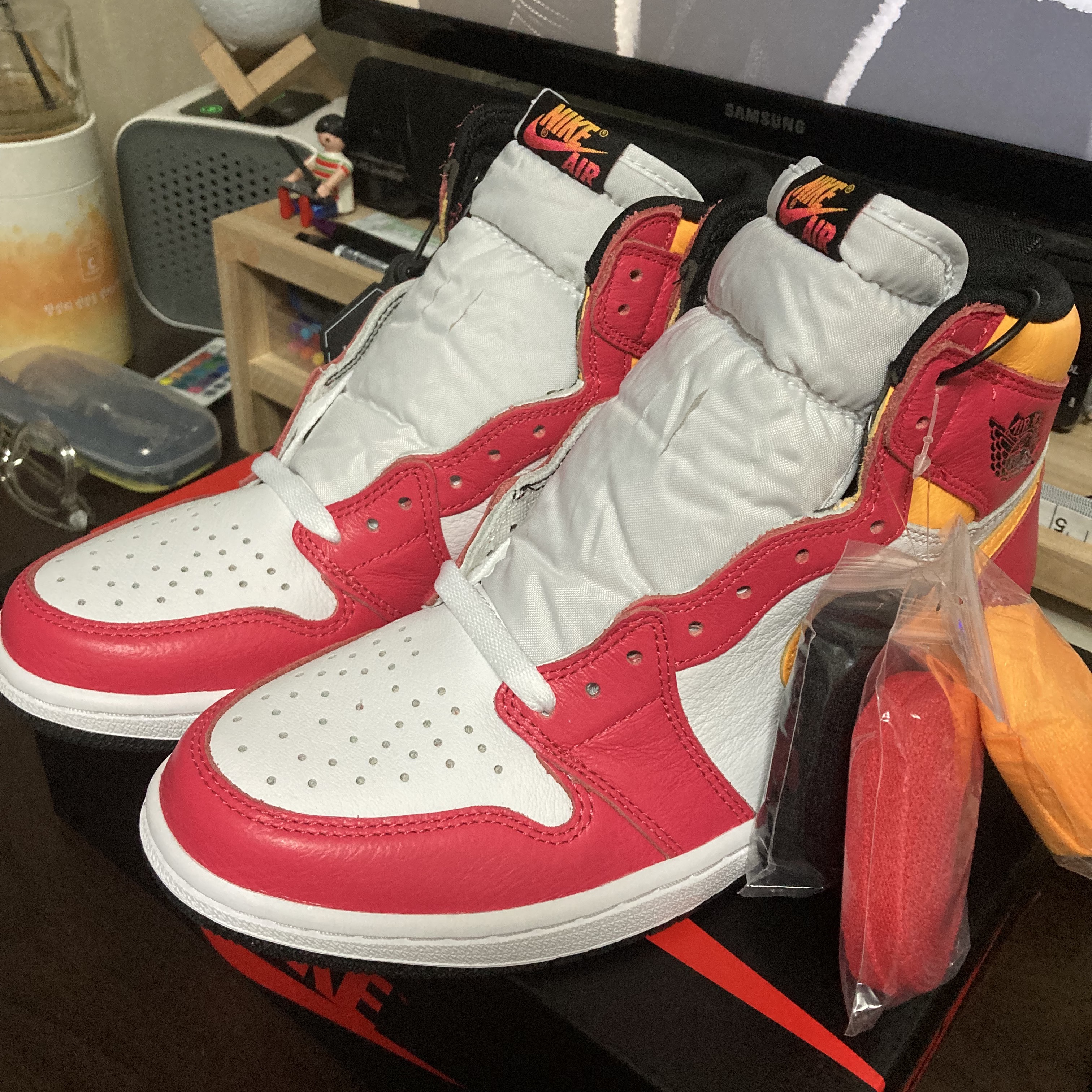 Jordan 1 Retro High OG Light Fusion Red 착용 스타일