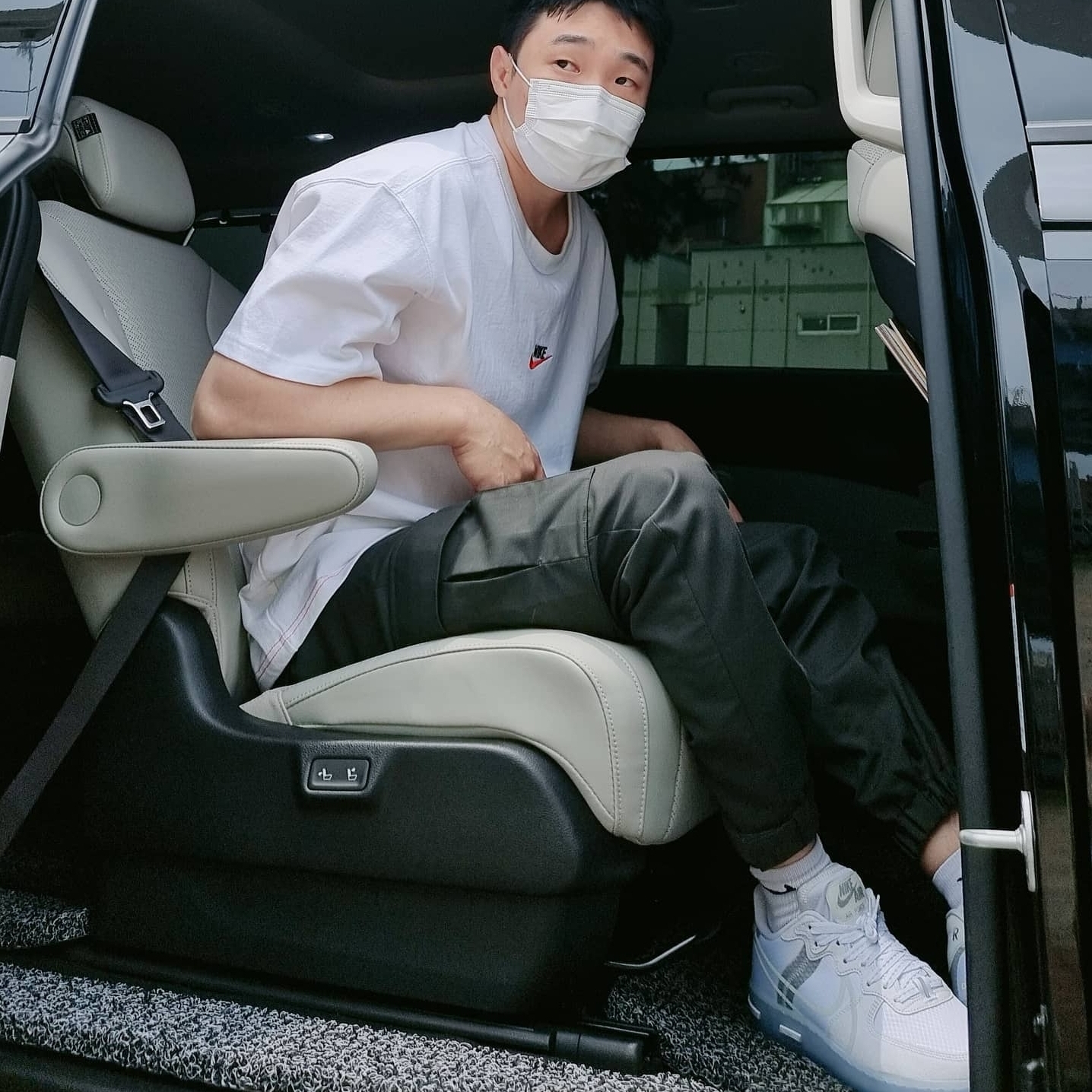 Nike Air Force 1 React White Light Bone 착용 스타일