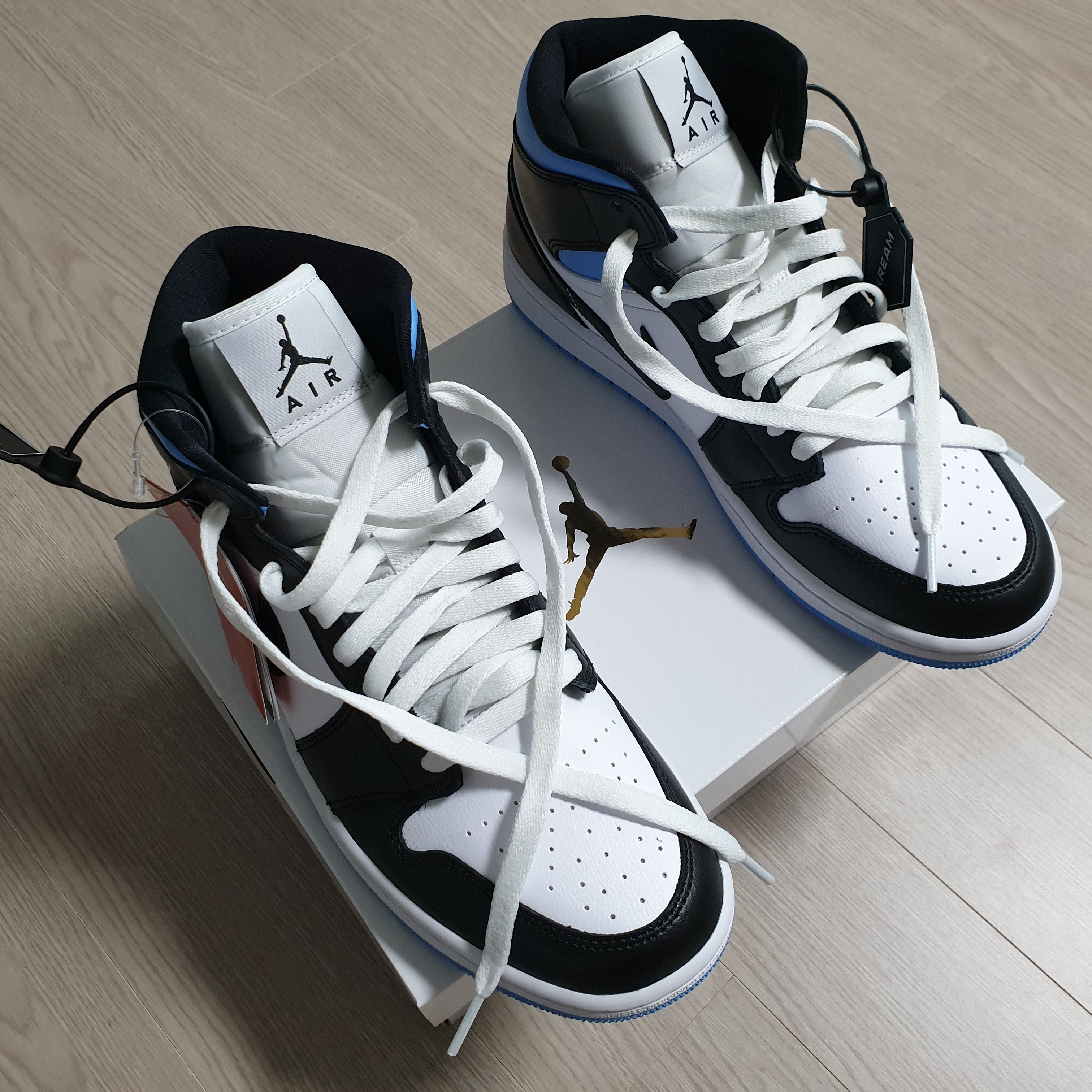 (W) Jordan 1 Mid White Black University Blue 착용 스타일 - 1