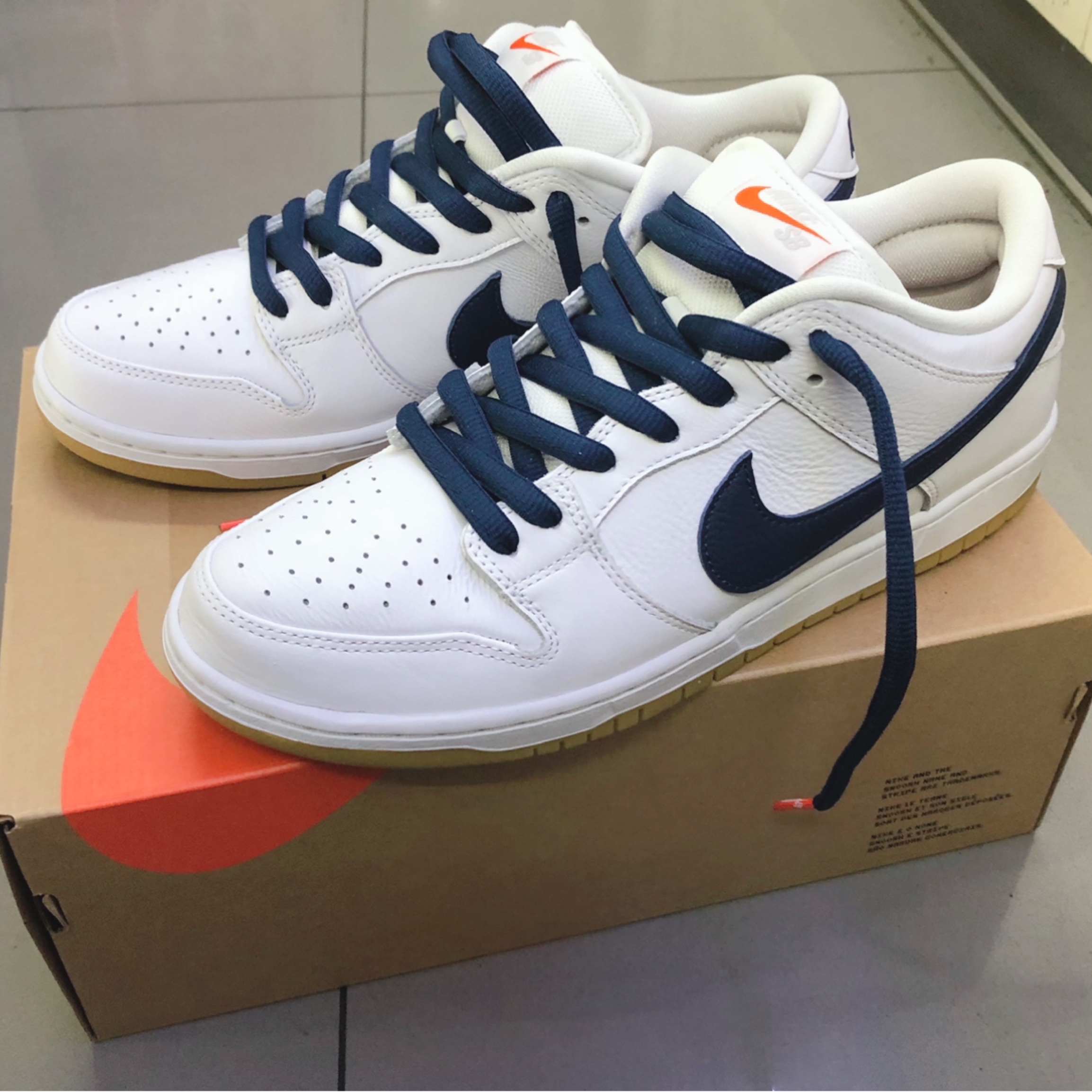 Nike SB Dunk Low Pro ISO Orange Label White Navy 착용 스타일