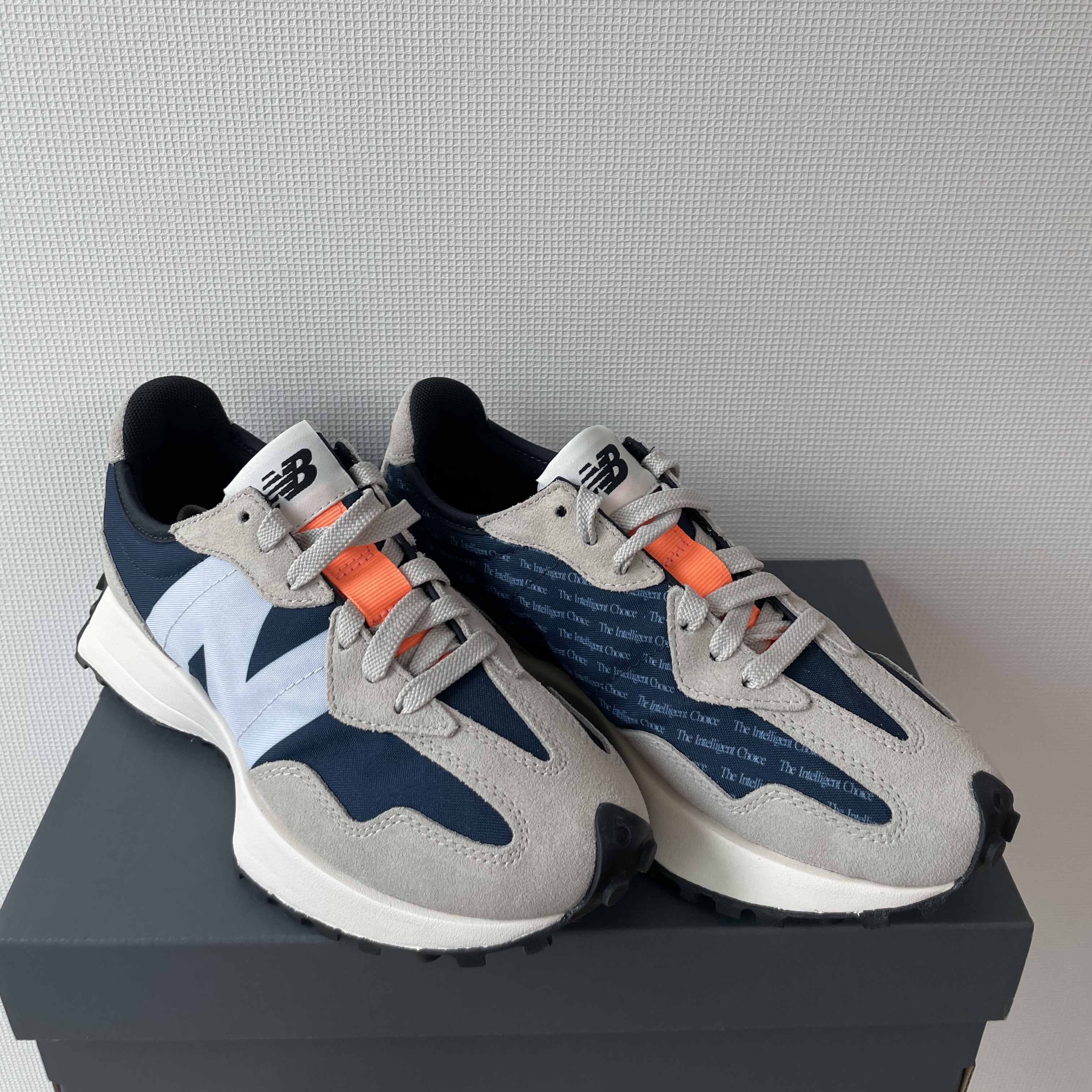 (W) New Balance 327 Outerspace Light Grey 착용 스타일 - 3