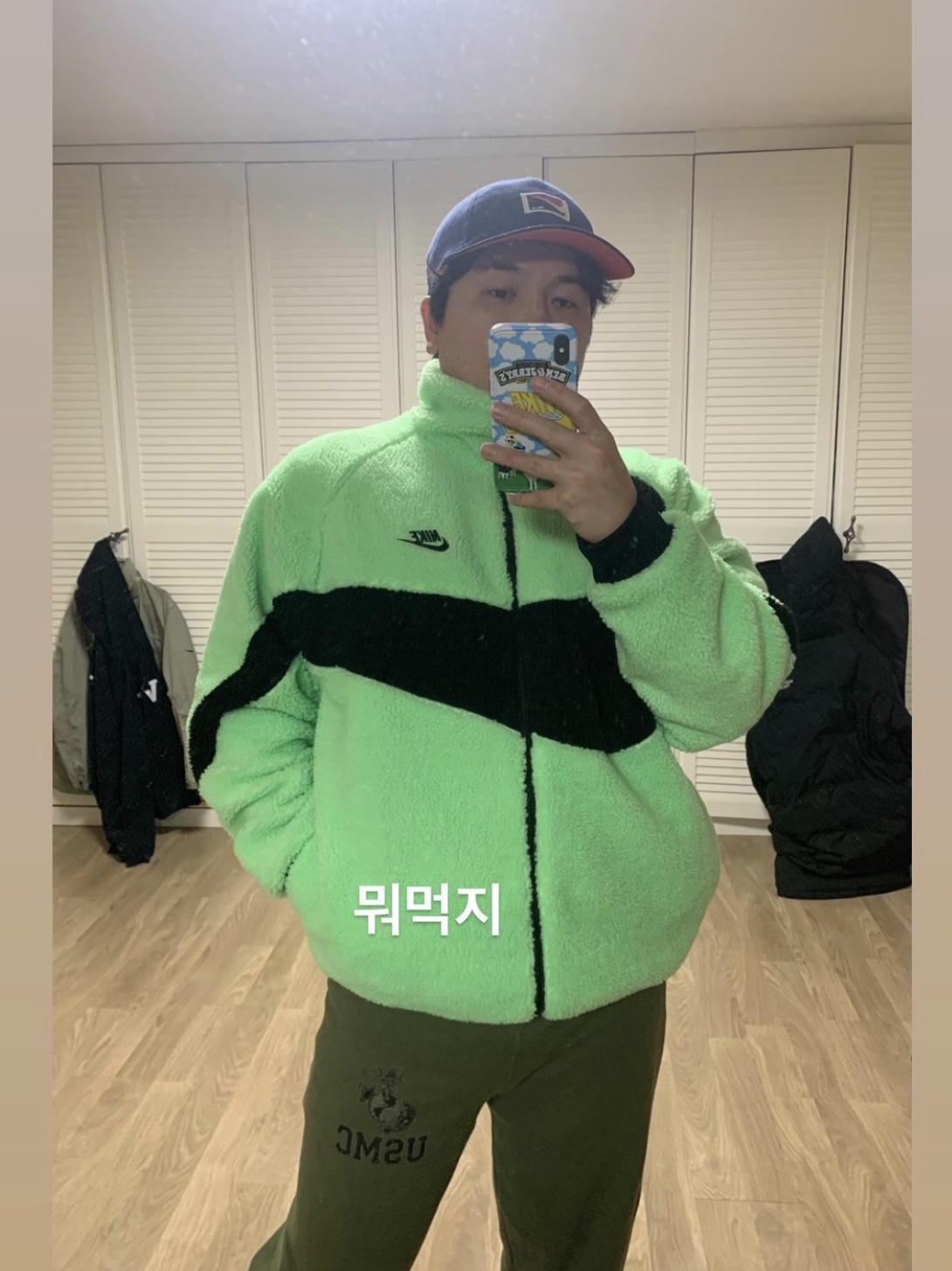 (W) Nike Daybreak White Noble Red, Nike Big Swoosh Full Zip Jacket Green Black 착용 스타일 - 2
