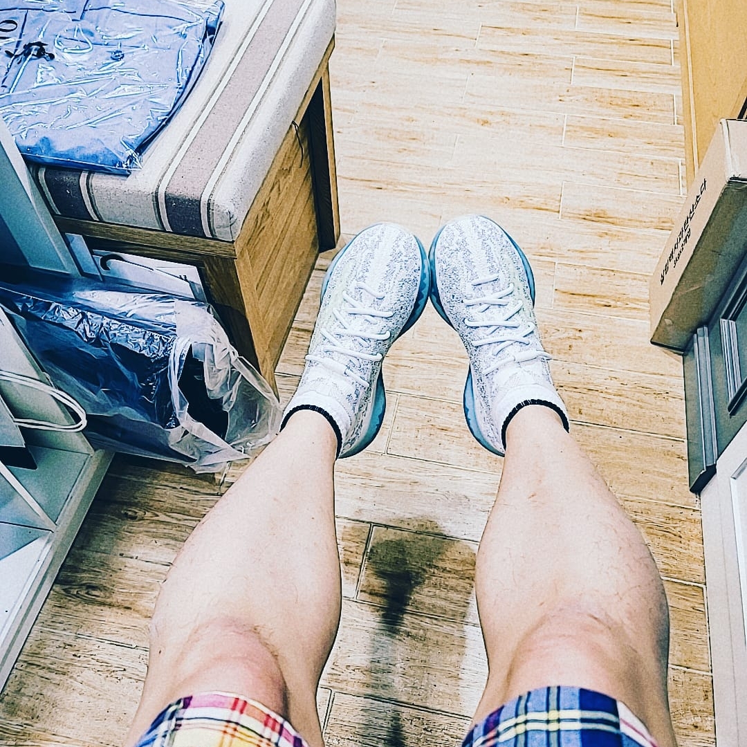 Adidas Yeezy Boost 380 Alien Blue - Reflective 착용 스타일