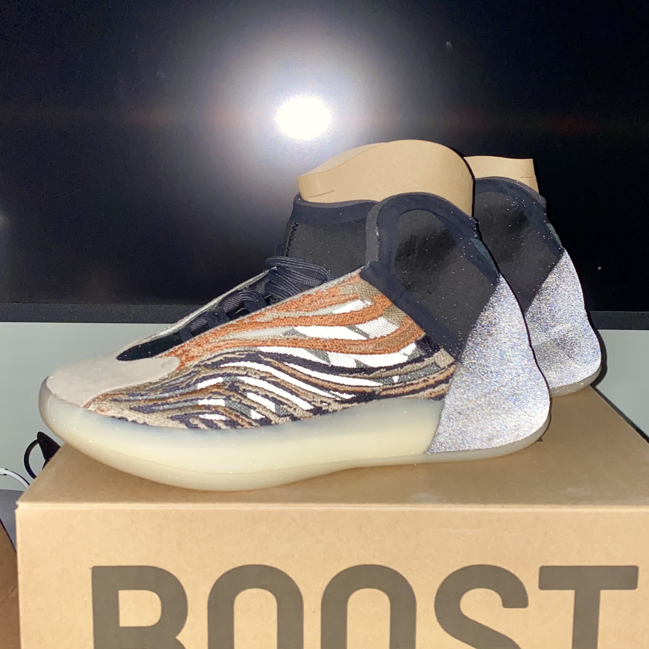 Adidas Yeezy QNTM Flash Orange 착용 스타일 - 2