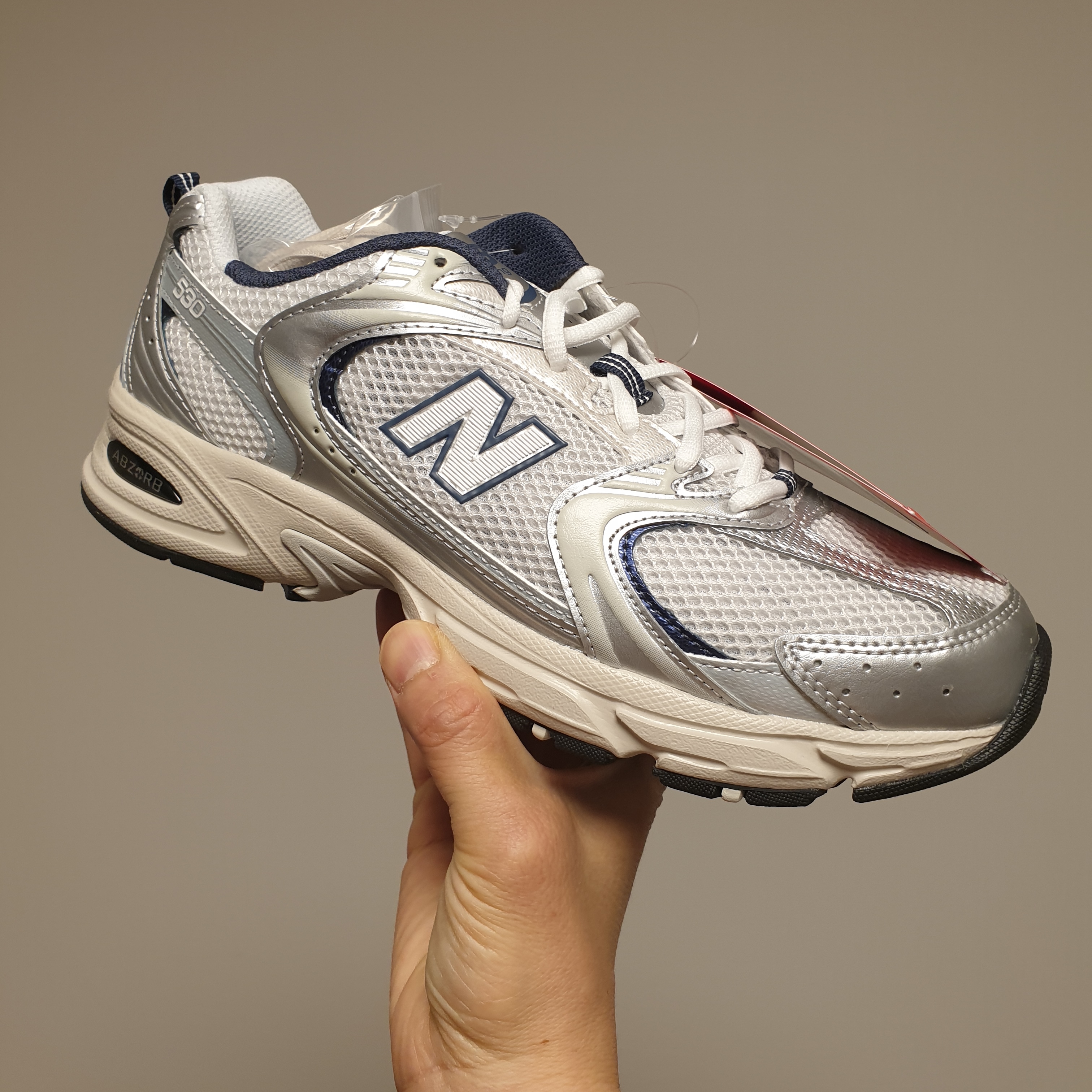 New Balance 530 Steel Grey 착용 스타일 - 1