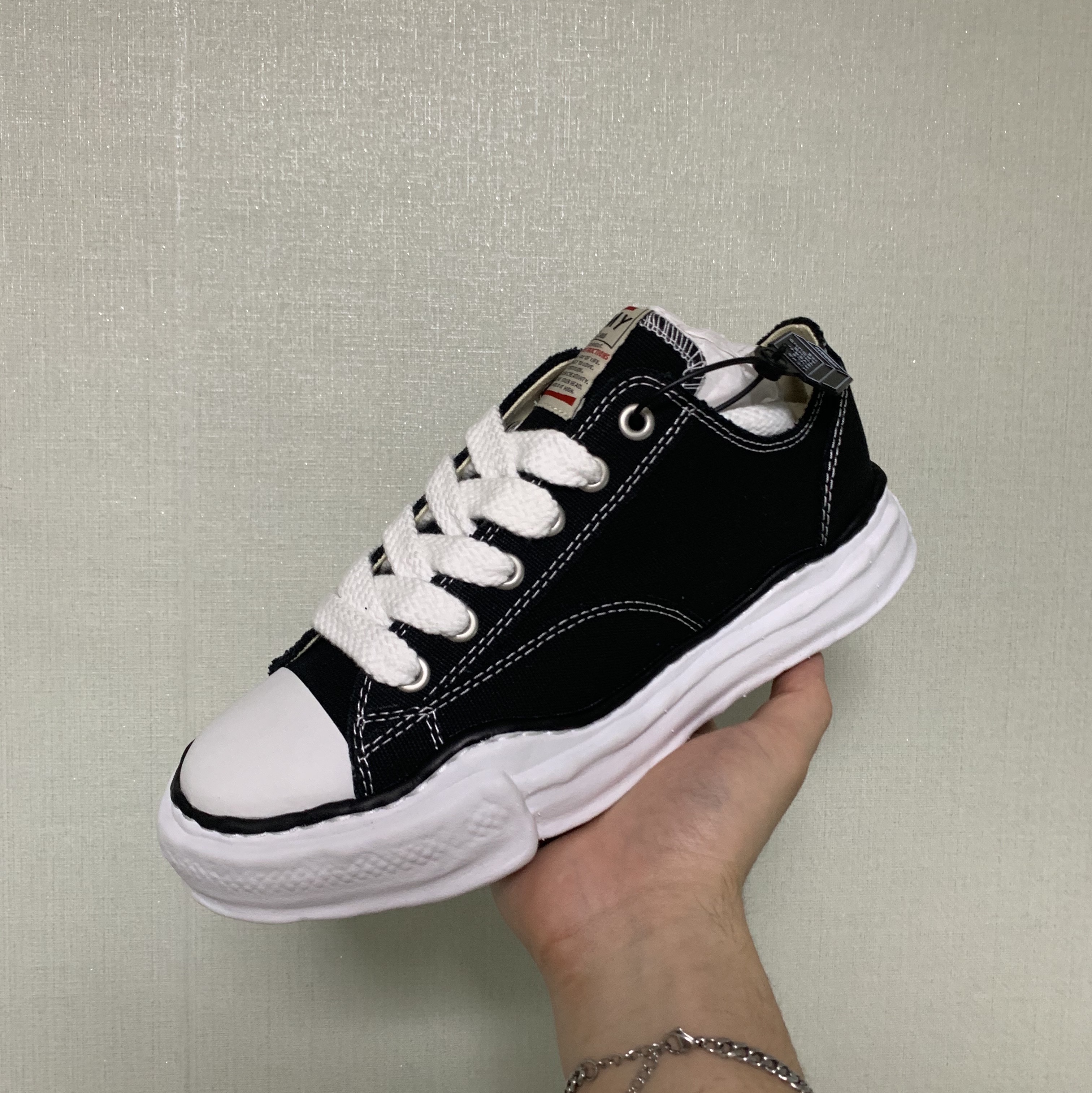 Maison Mihara Yasuhiro Peterson OG Sole Canvas Low Sneakers Black 착용 스타일 - 1