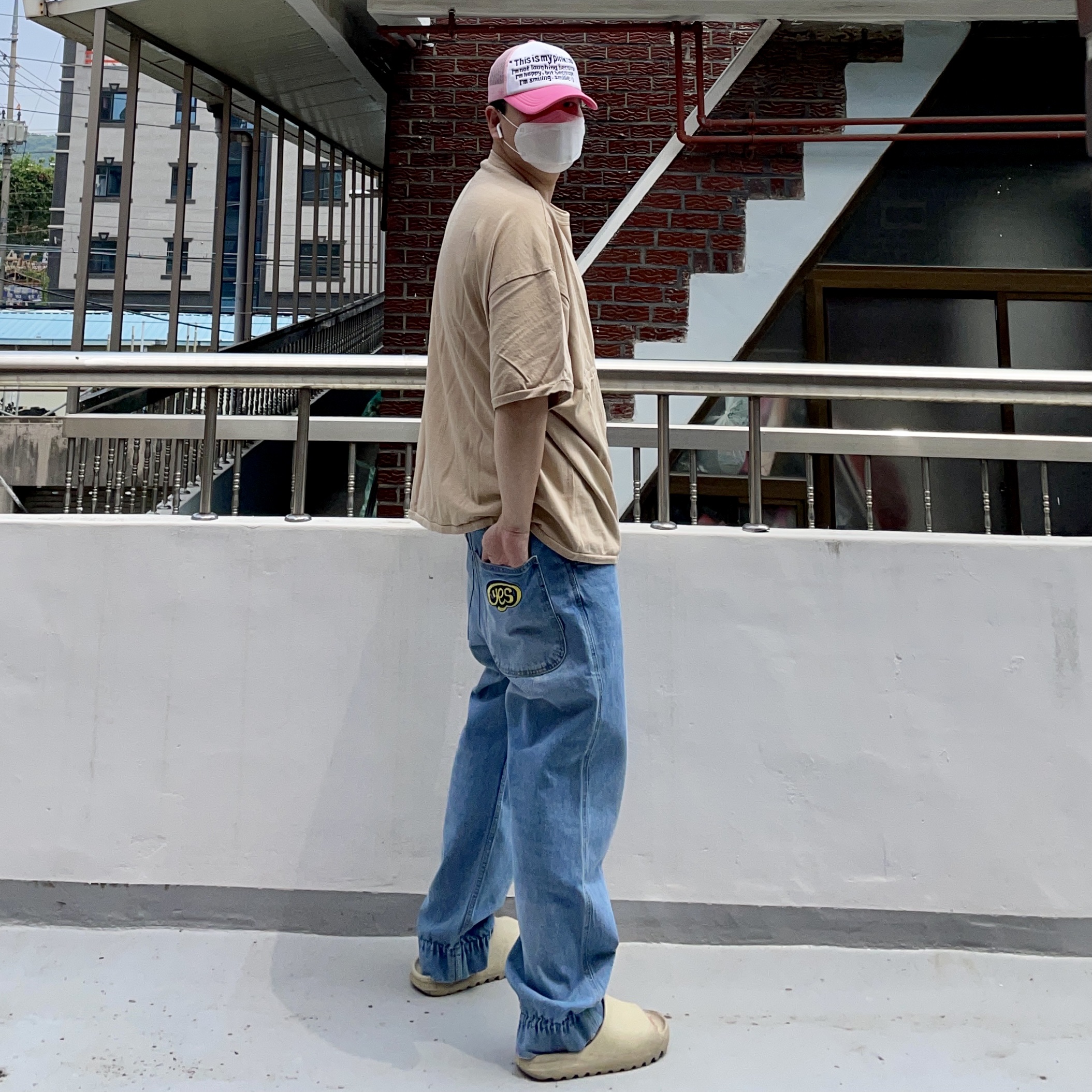 Adidas Yeezy Slide Bone 착용 스타일