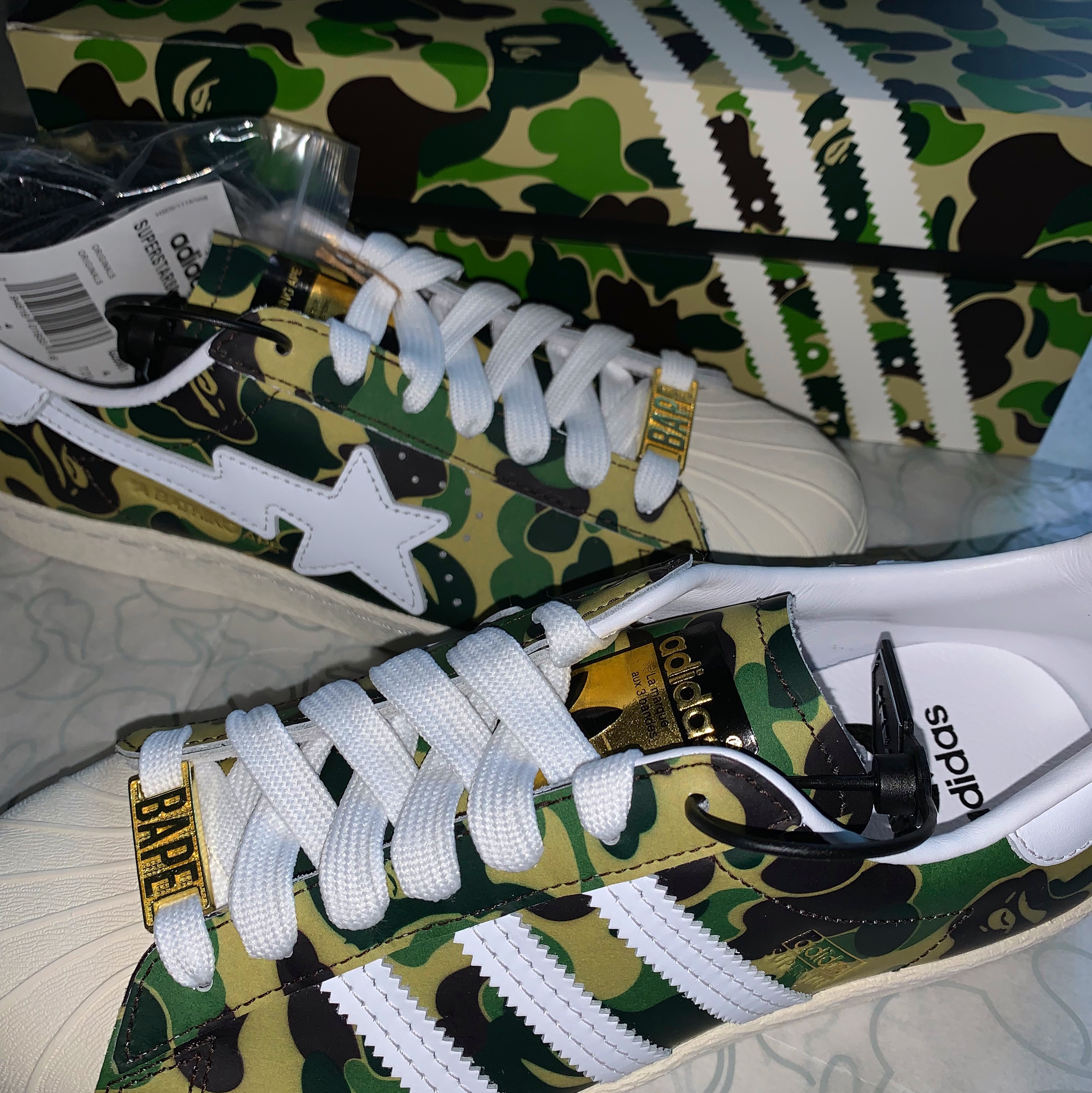 Adidas x BAPE Superstar 80s Green Camo 착용 스타일