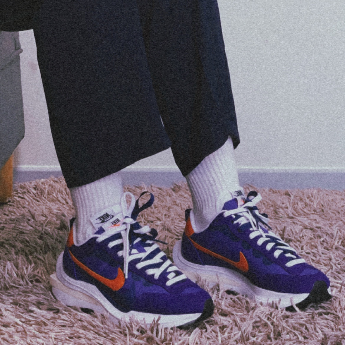 Nike x Sacai VaporWaffle Dark Iris 착용 스타일 - 2