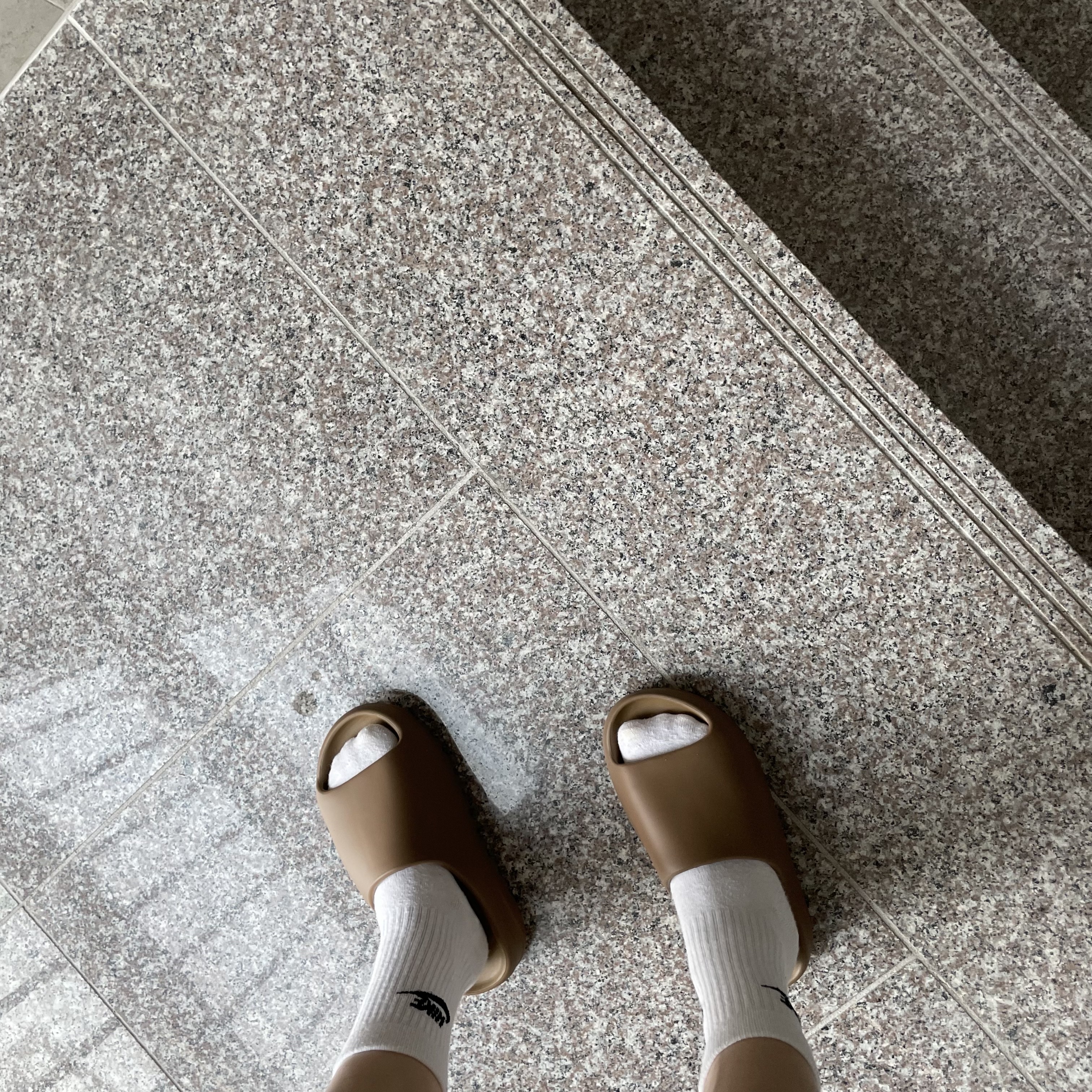 Adidas Yeezy Slide Core 착용 스타일 - 2