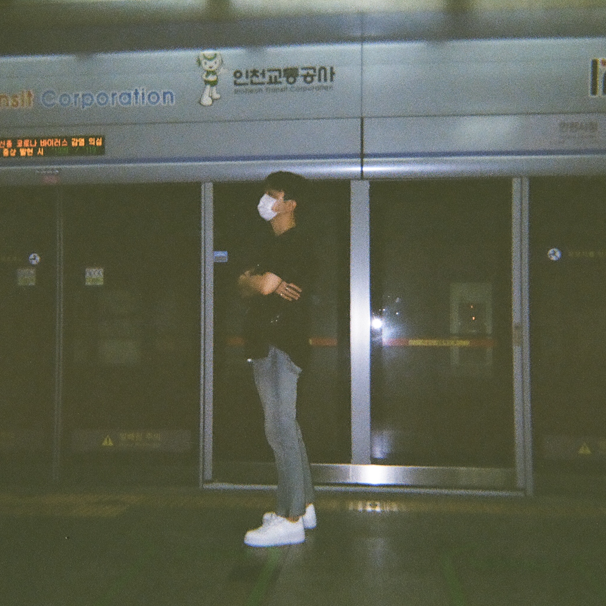 (W) Nike Air Force 1 Shadow Triple White, AMI de Coeur T-Shirt Black 착용 스타일