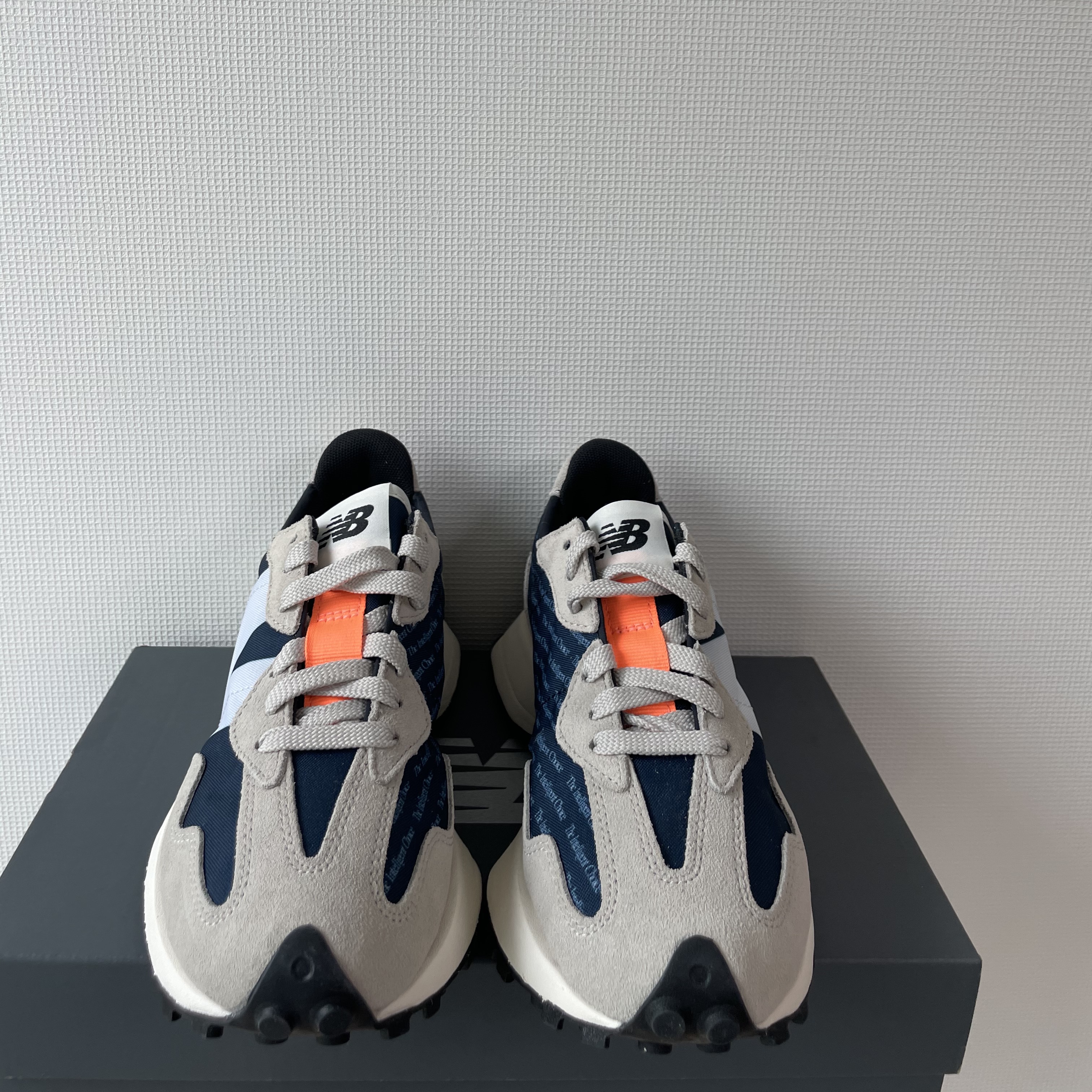 (W) New Balance 327 Outerspace Light Grey 착용 스타일 - 5