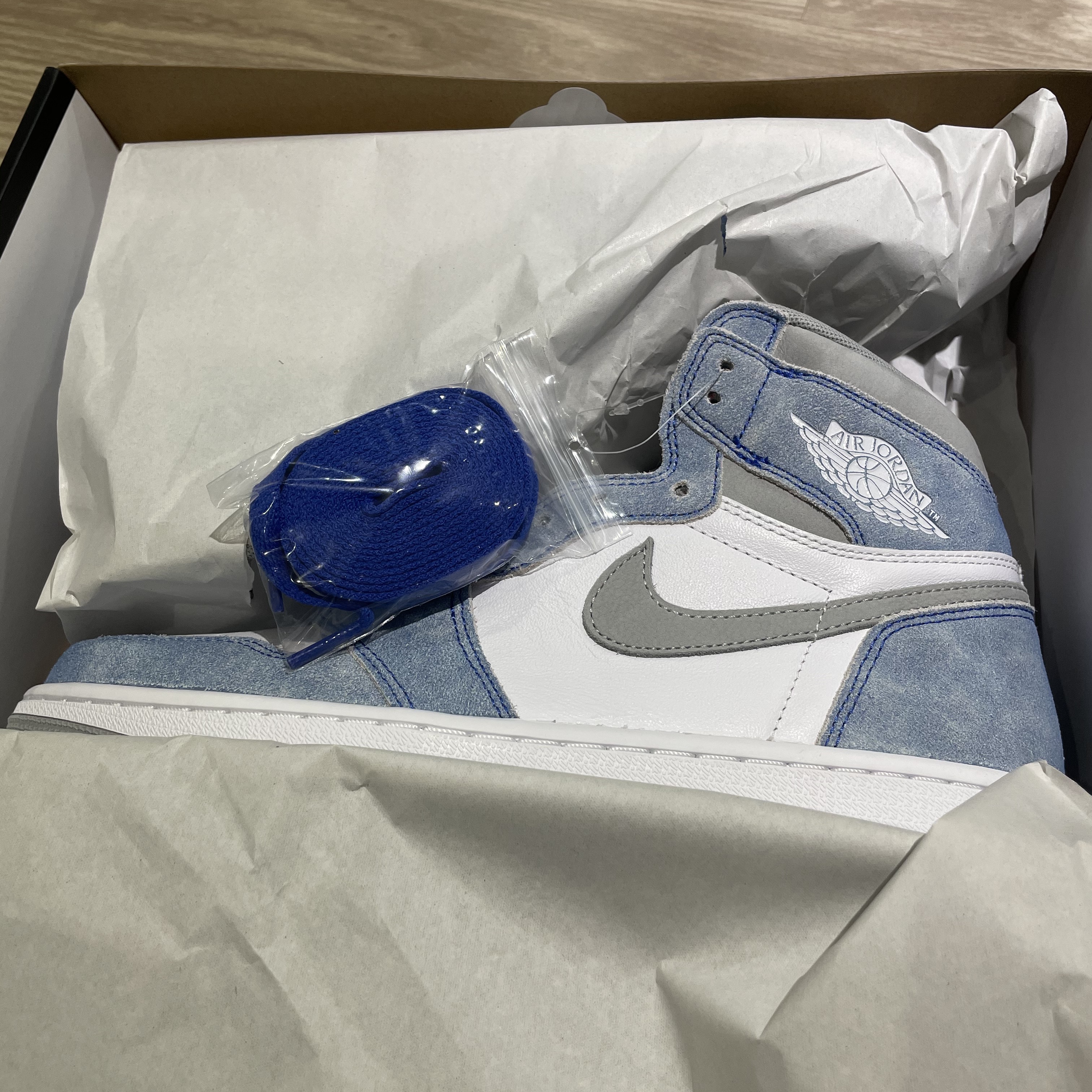 Jordan 1 Retro High OG Hyper Royal 착용 스타일