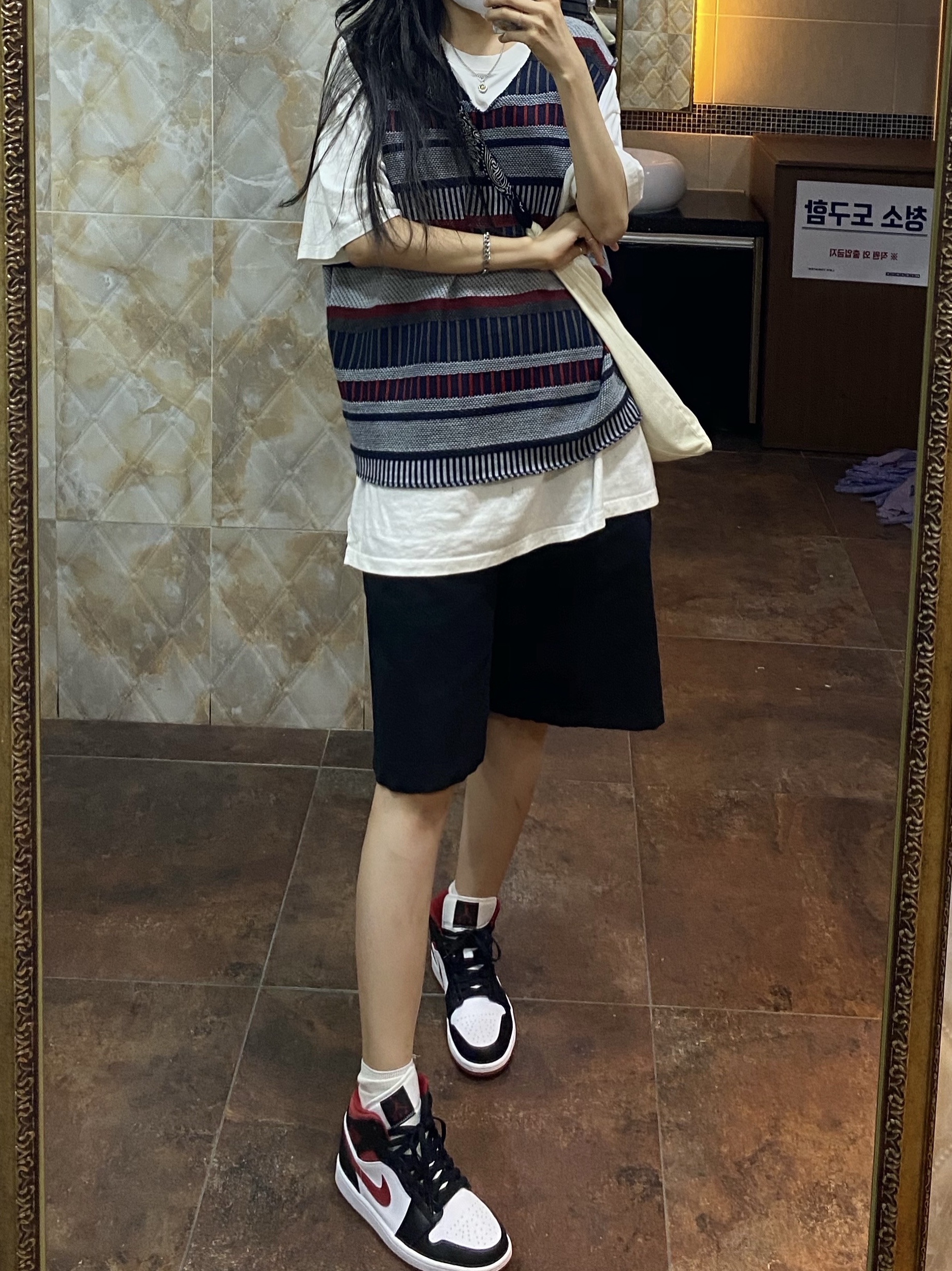 Jordan 1 Mid Gym Red Black White 착용 스타일 - 1