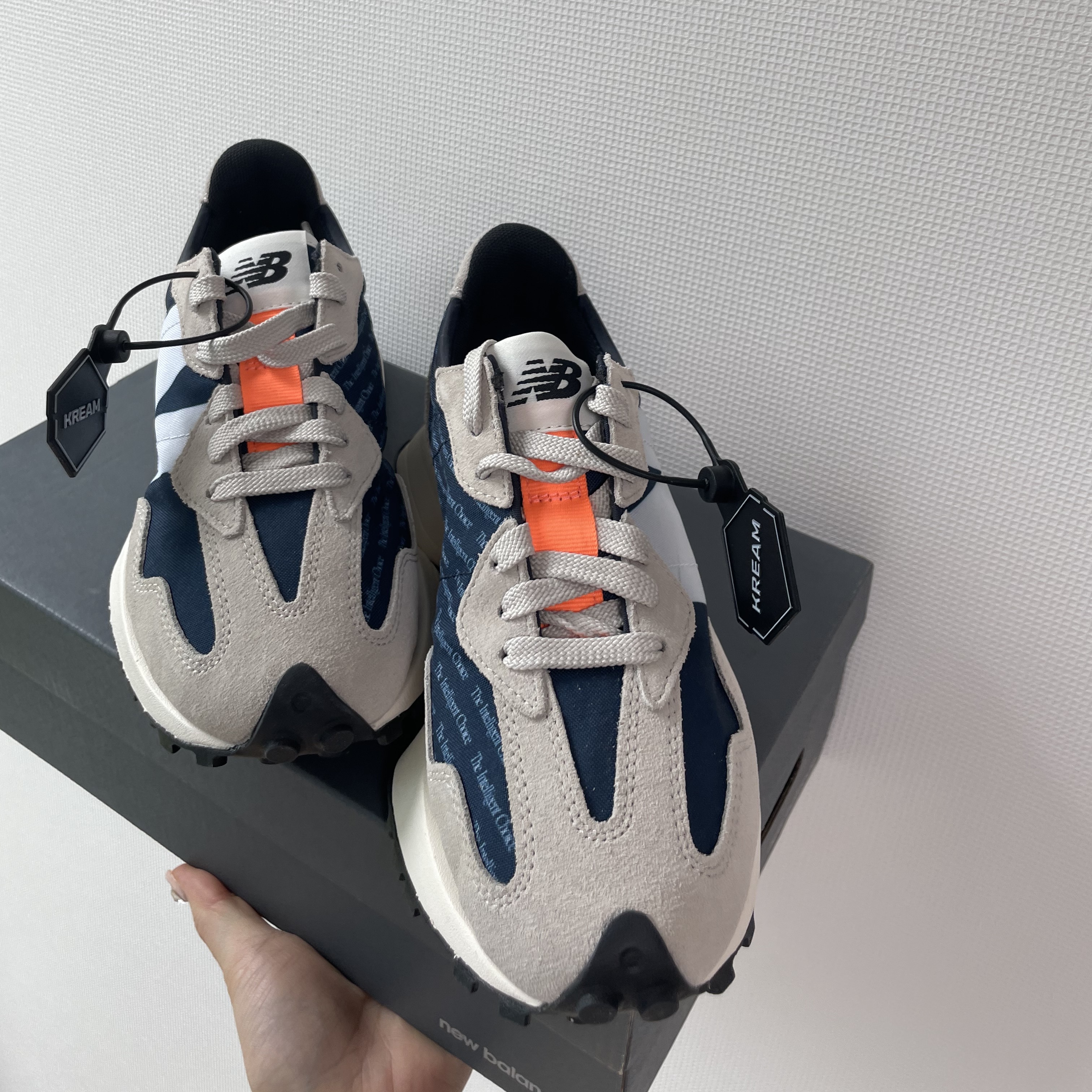 (W) New Balance 327 Outerspace Light Grey 착용 스타일 - 4