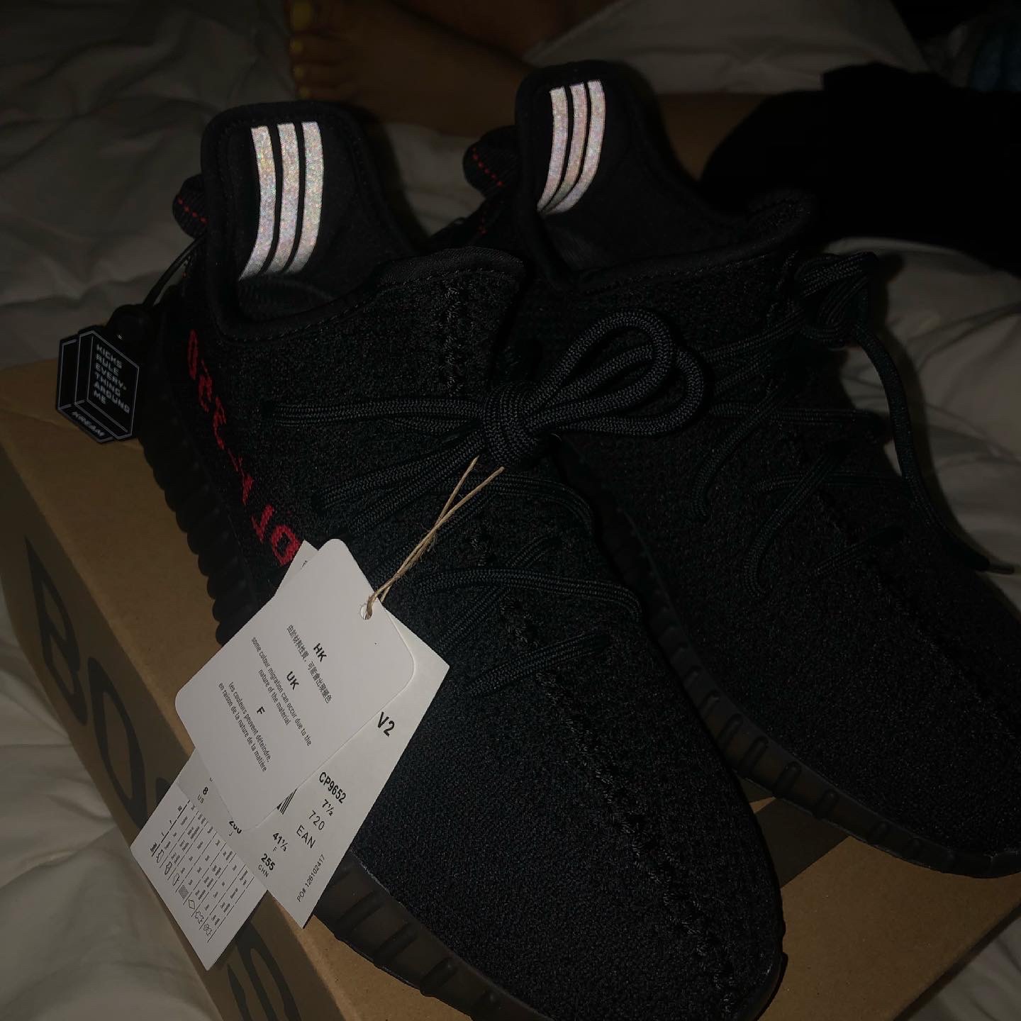 Adidas Yeezy Boost 350 V2 Black Red 2020 착용 스타일 - 1