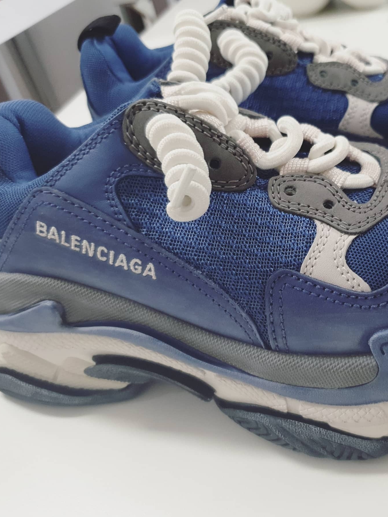 Balenciaga Triple S Grey 2018 착용 스타일 - 3