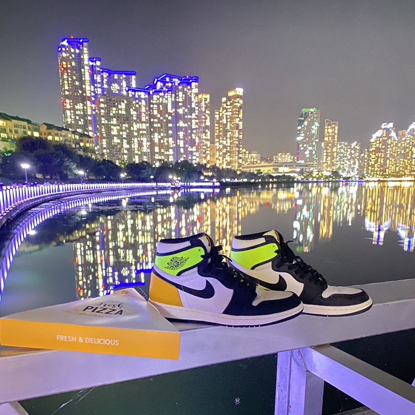Jordan 1 Retro High OG Volt Gold 착용 스타일