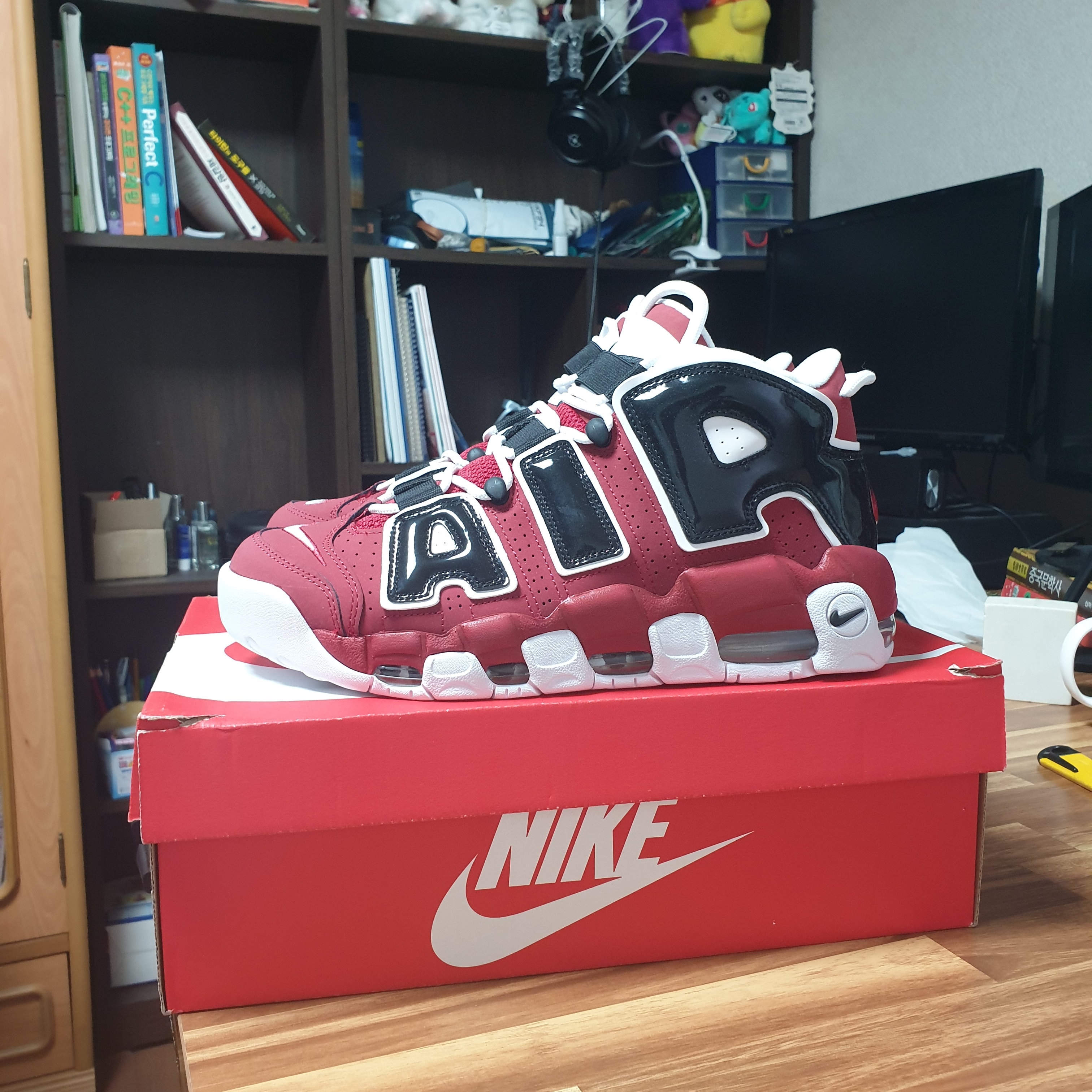 Jordan 1 Low SE Sweater, Jordan 1 Retro High OG Black Mocha 착용 스타일 - 1