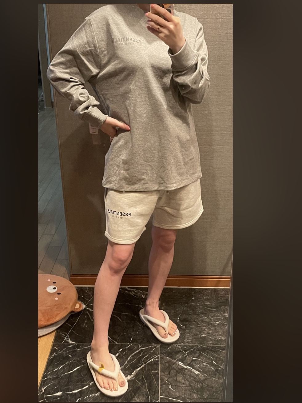 (Kids) Essentials Long Sleeve T-Shirt Heather Oatmeal - 21SS, Essentials Sweatshorts Oatmeal - 21SS 착용 스타일 - 2