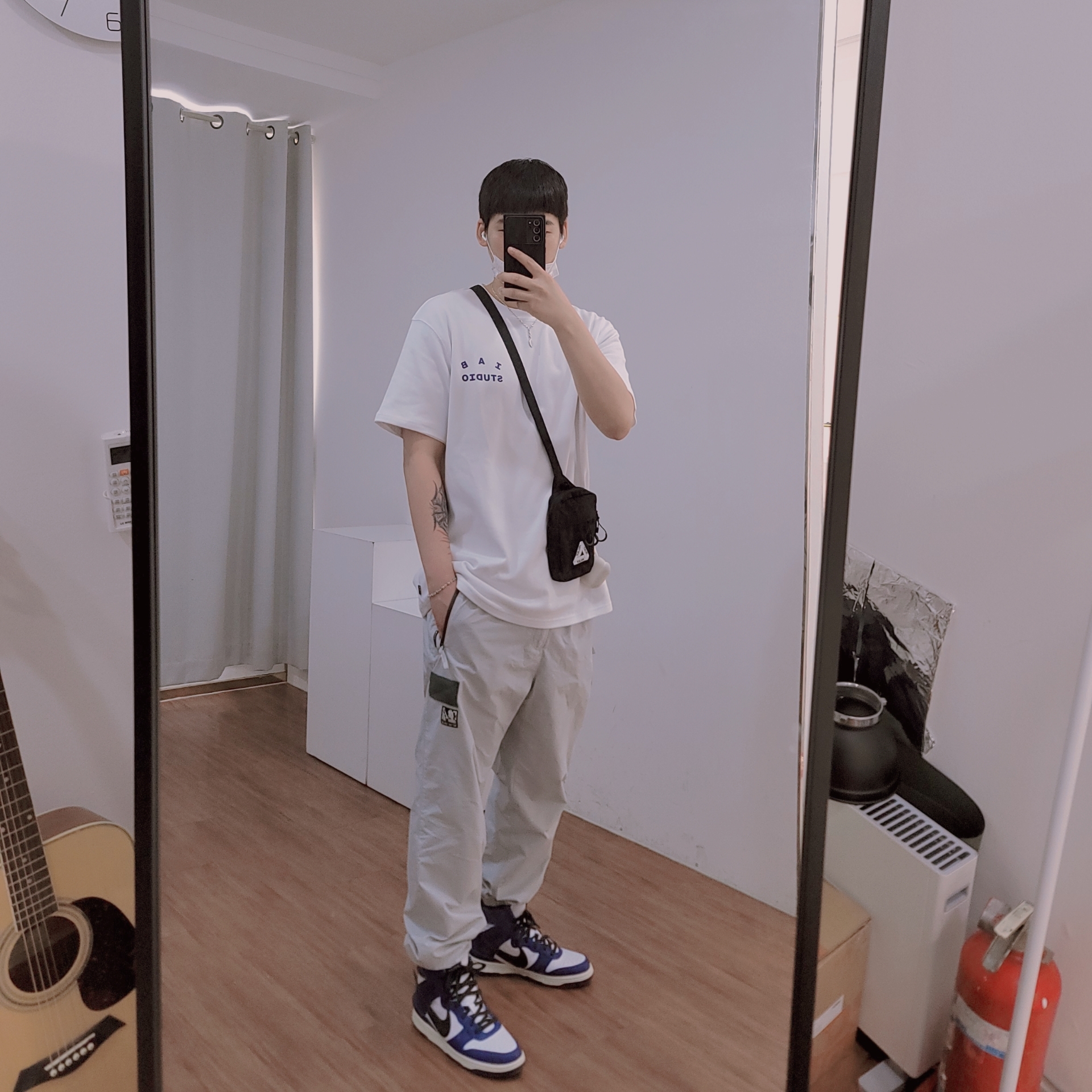 Nike x Ambush Dunk High Deep Royal Blue, IAB Studio T-Shirt White 착용 스타일