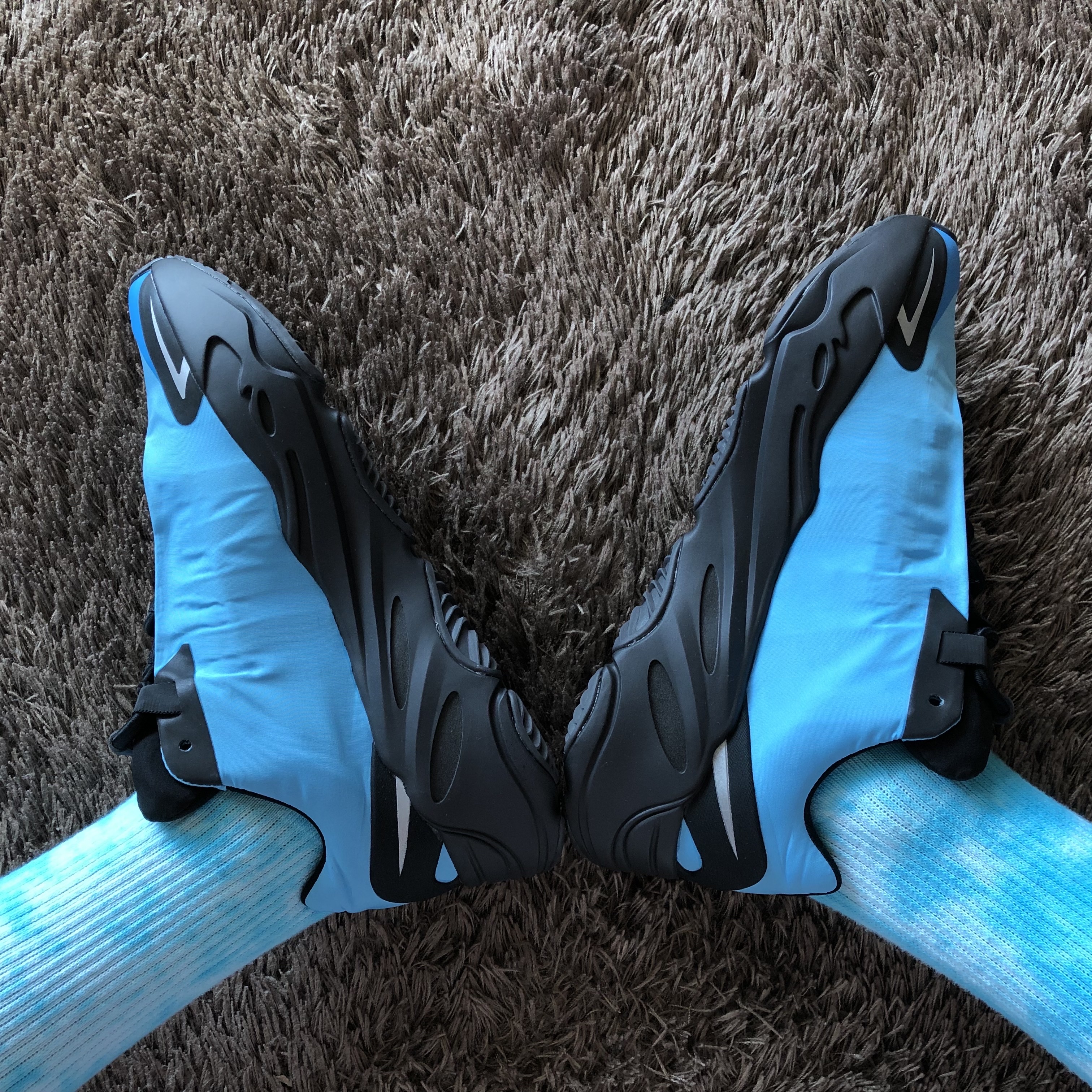 Adidas Yeezy Boost 700 MNVN Bright Cyan 착용 스타일 - 1