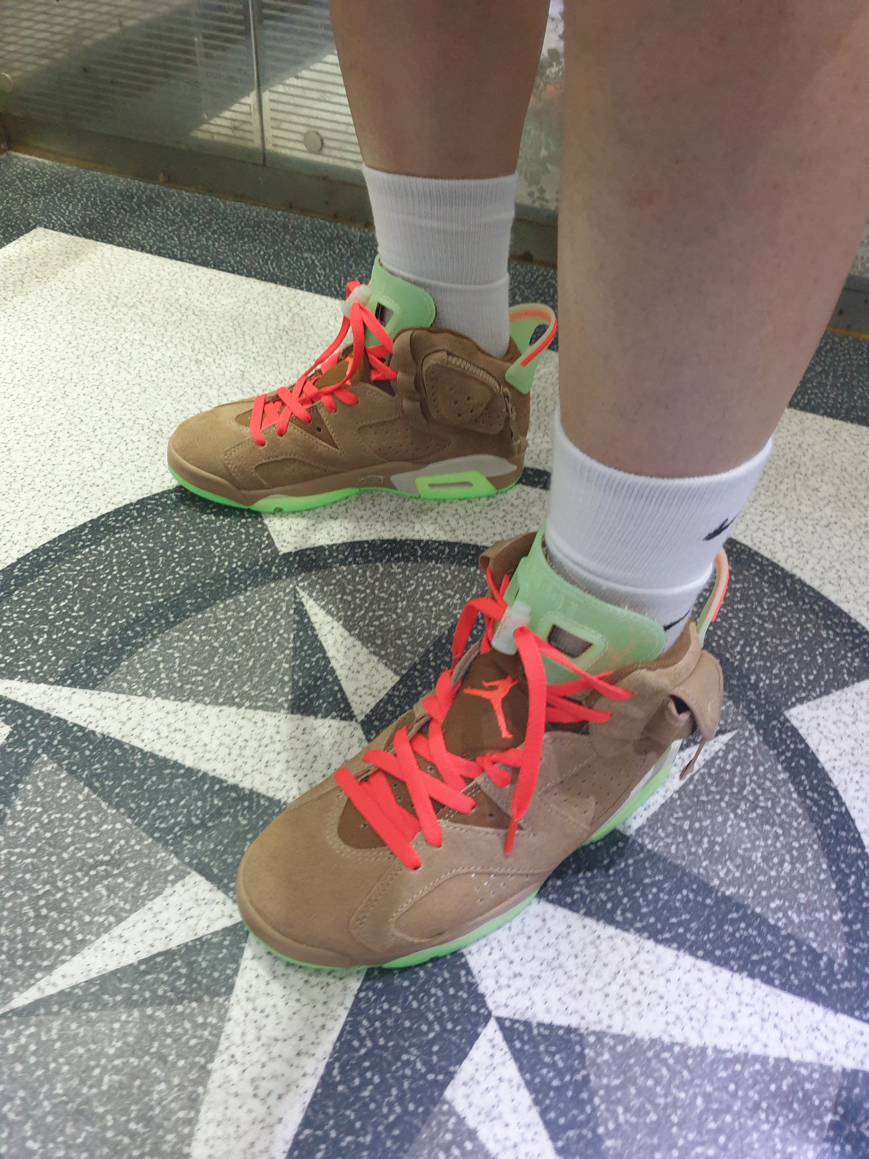 Jordan 6 x Travis Scott Retro SP British Khaki 착용 스타일 - 2