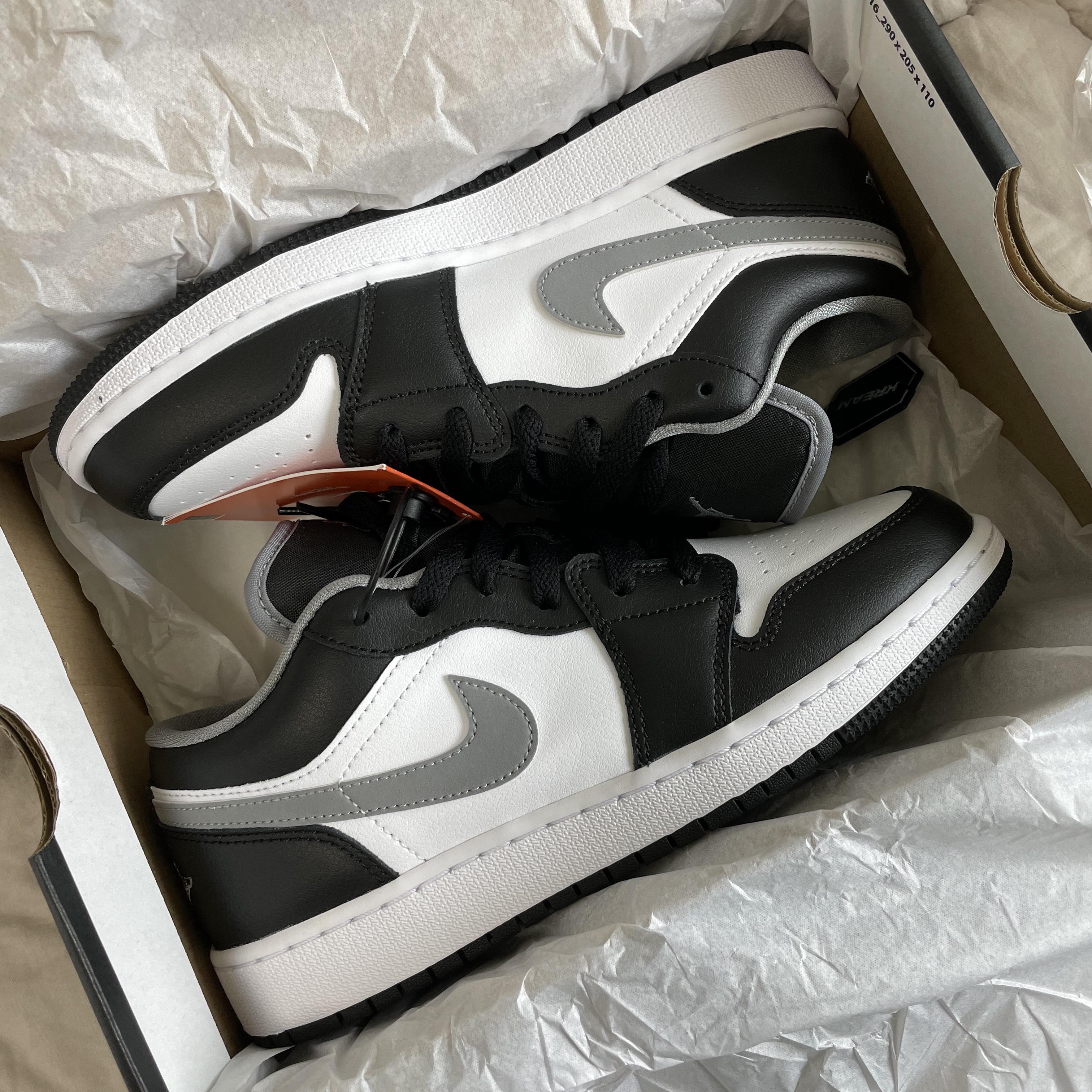 (GS) Jordan 1 Low Black Particle Grey 착용 스타일