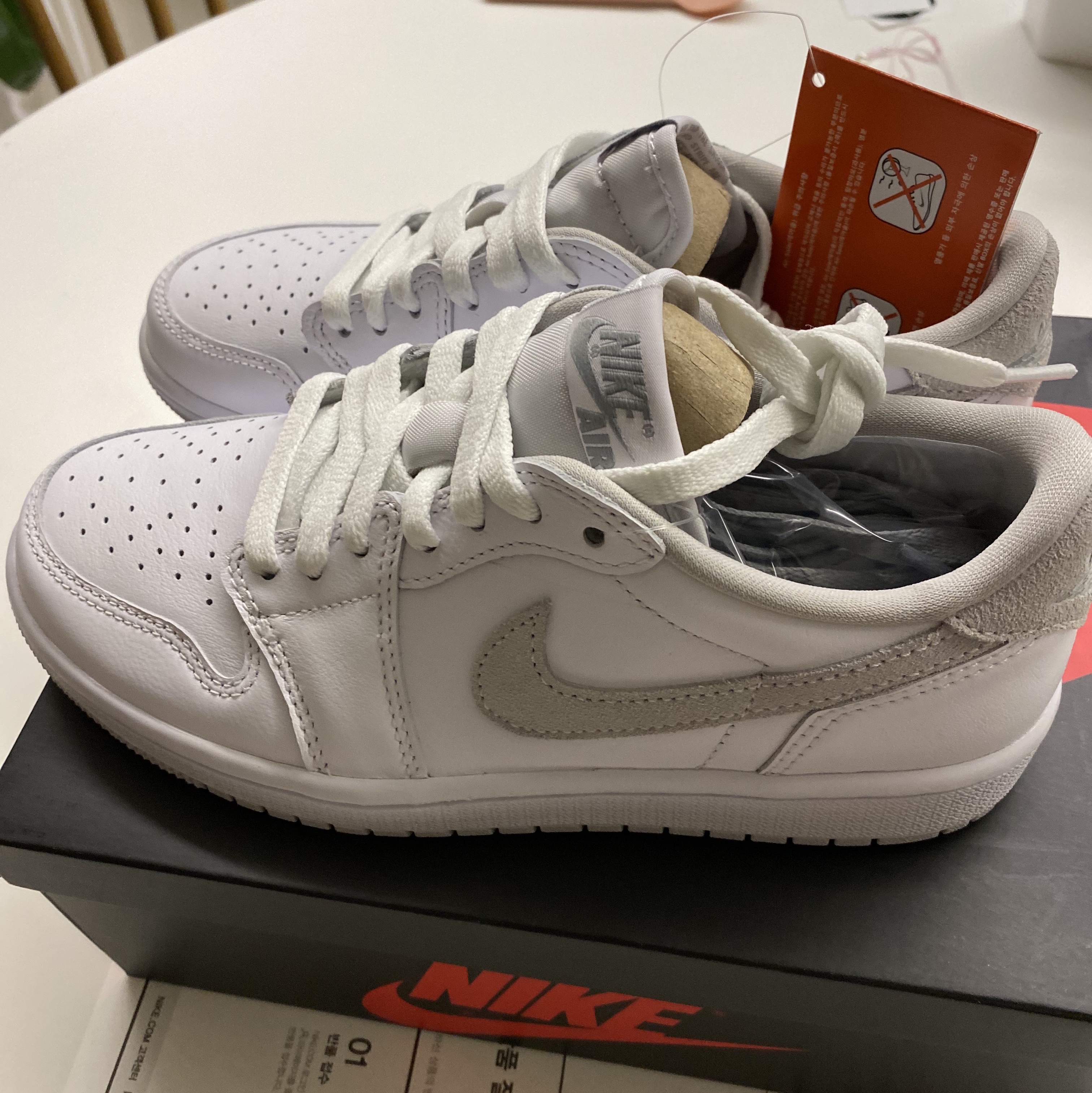 (W) Jordan 1 Low OG Neutral Grey 착용 스타일 - 1