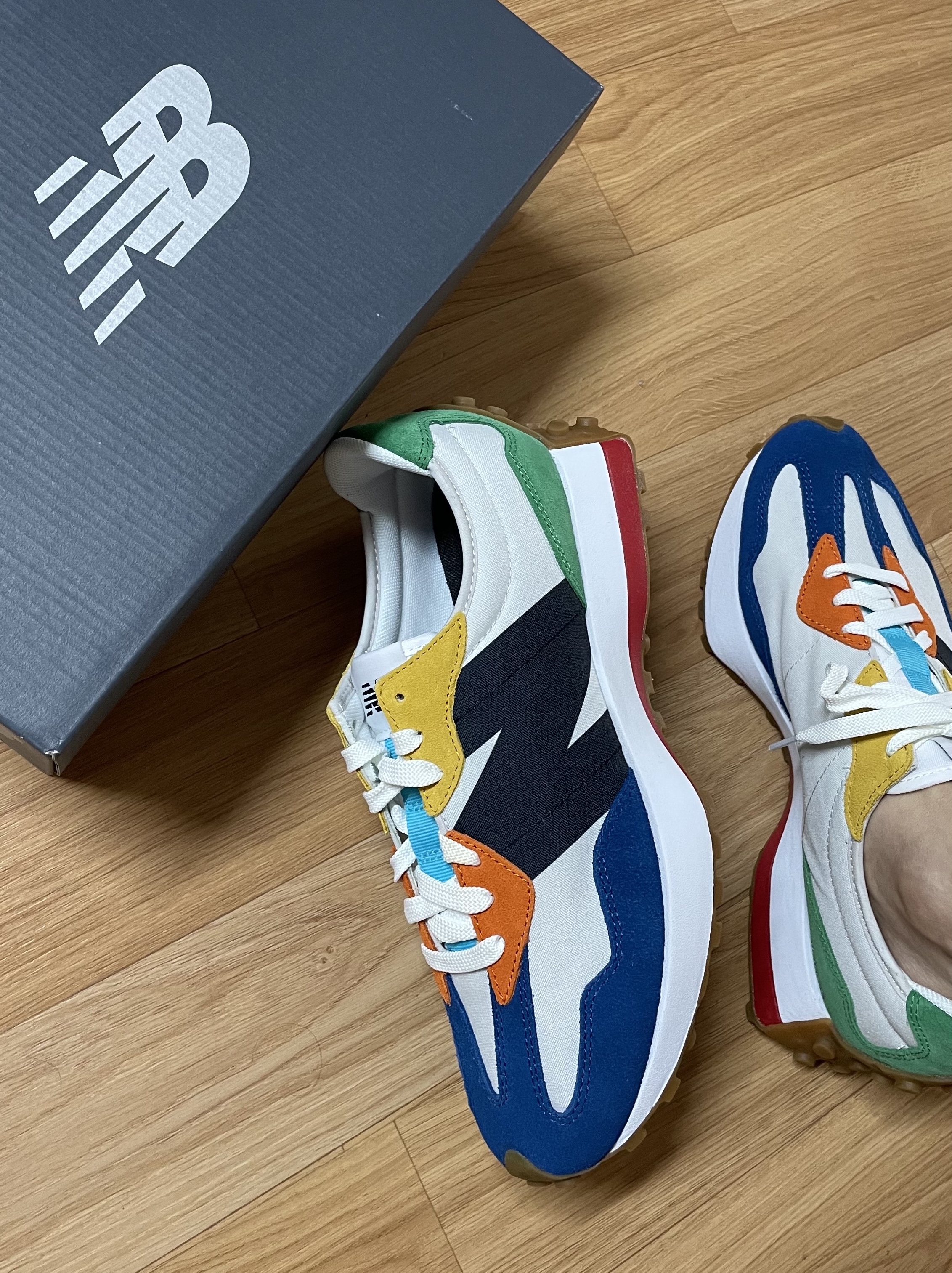 New Balance 327 Multicolor A 착용 스타일 - 3