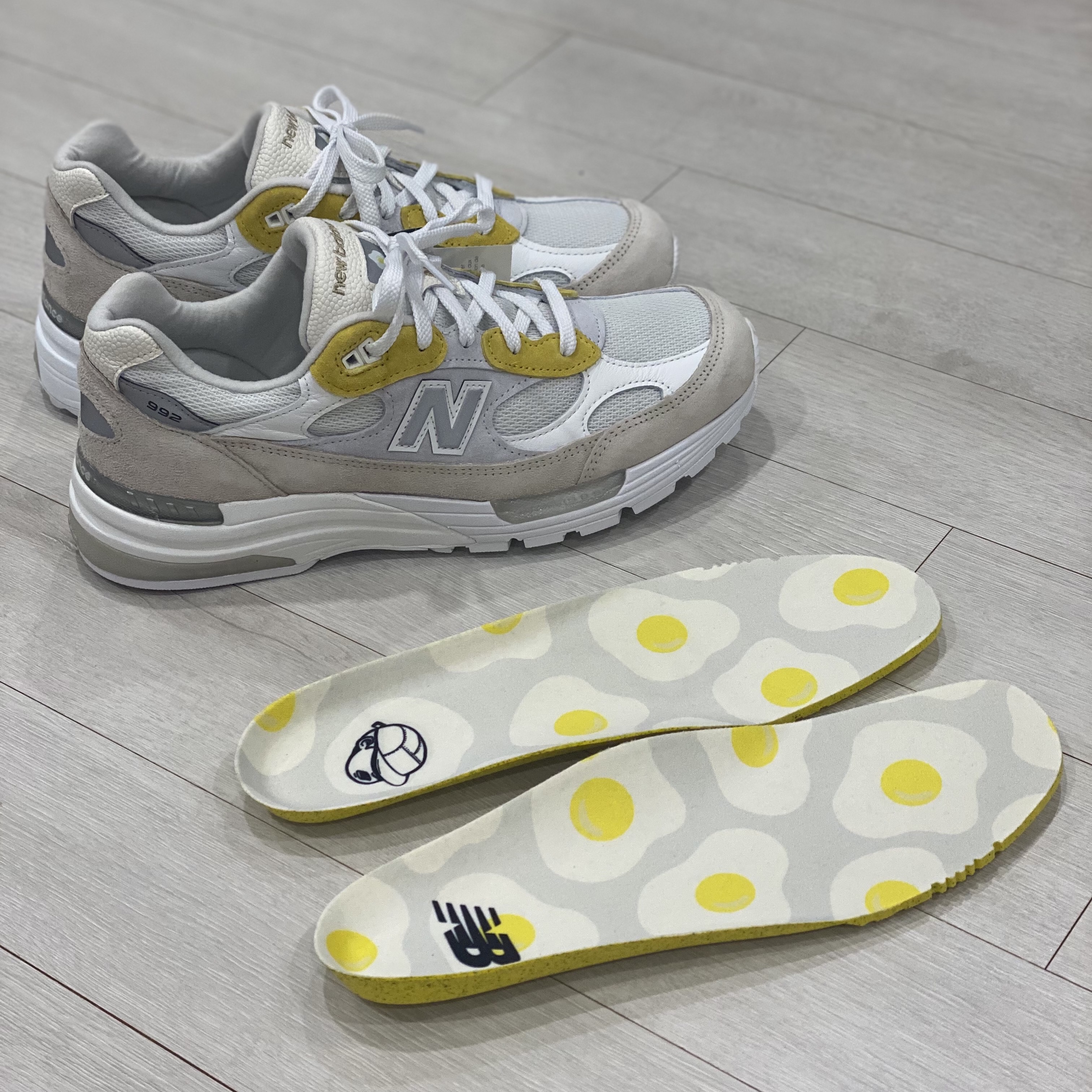New Balance x Paperboy Paris 992 Made in USA Fried Egg 착용 스타일 - 3