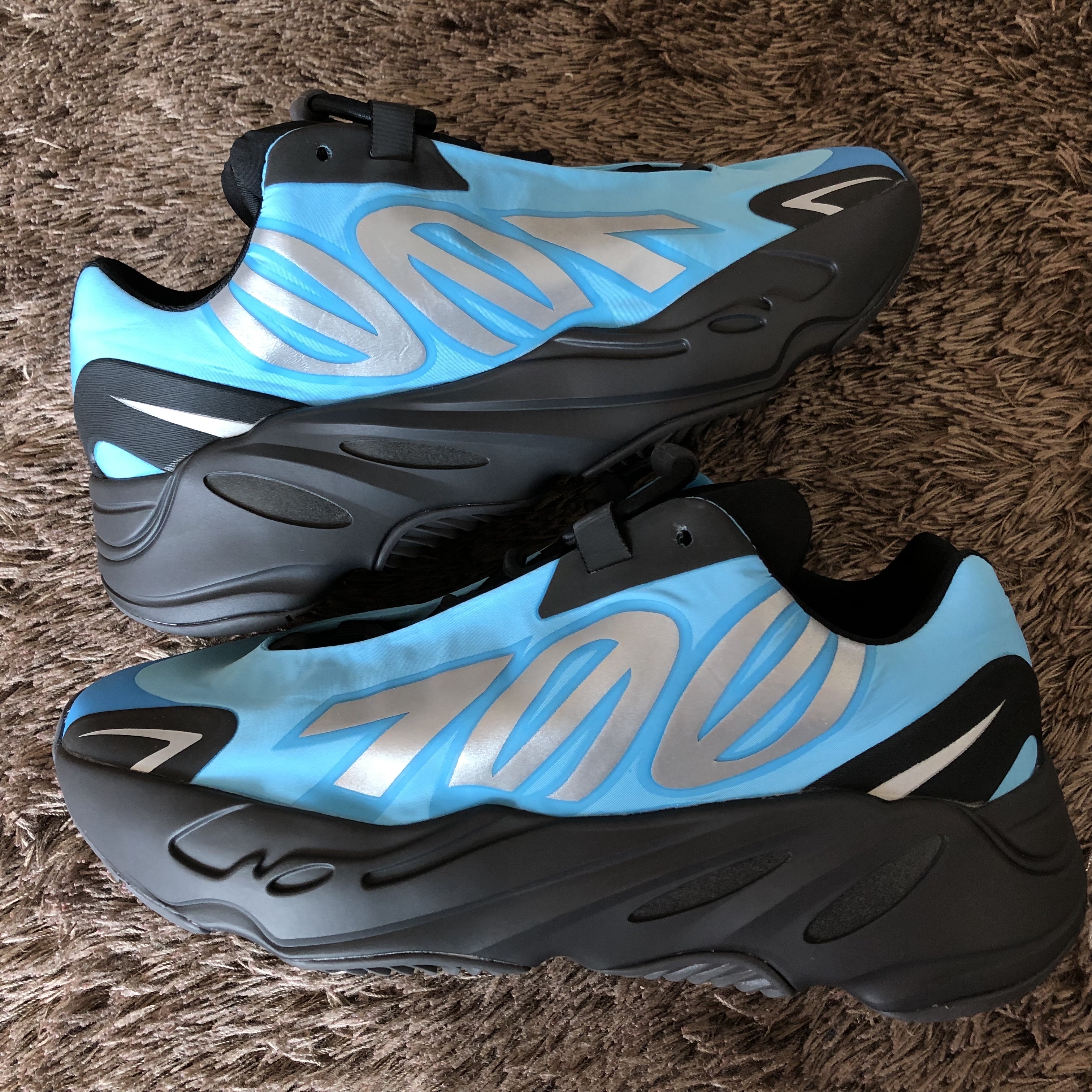Adidas Yeezy Boost 700 MNVN Bright Cyan 착용 스타일 - 4