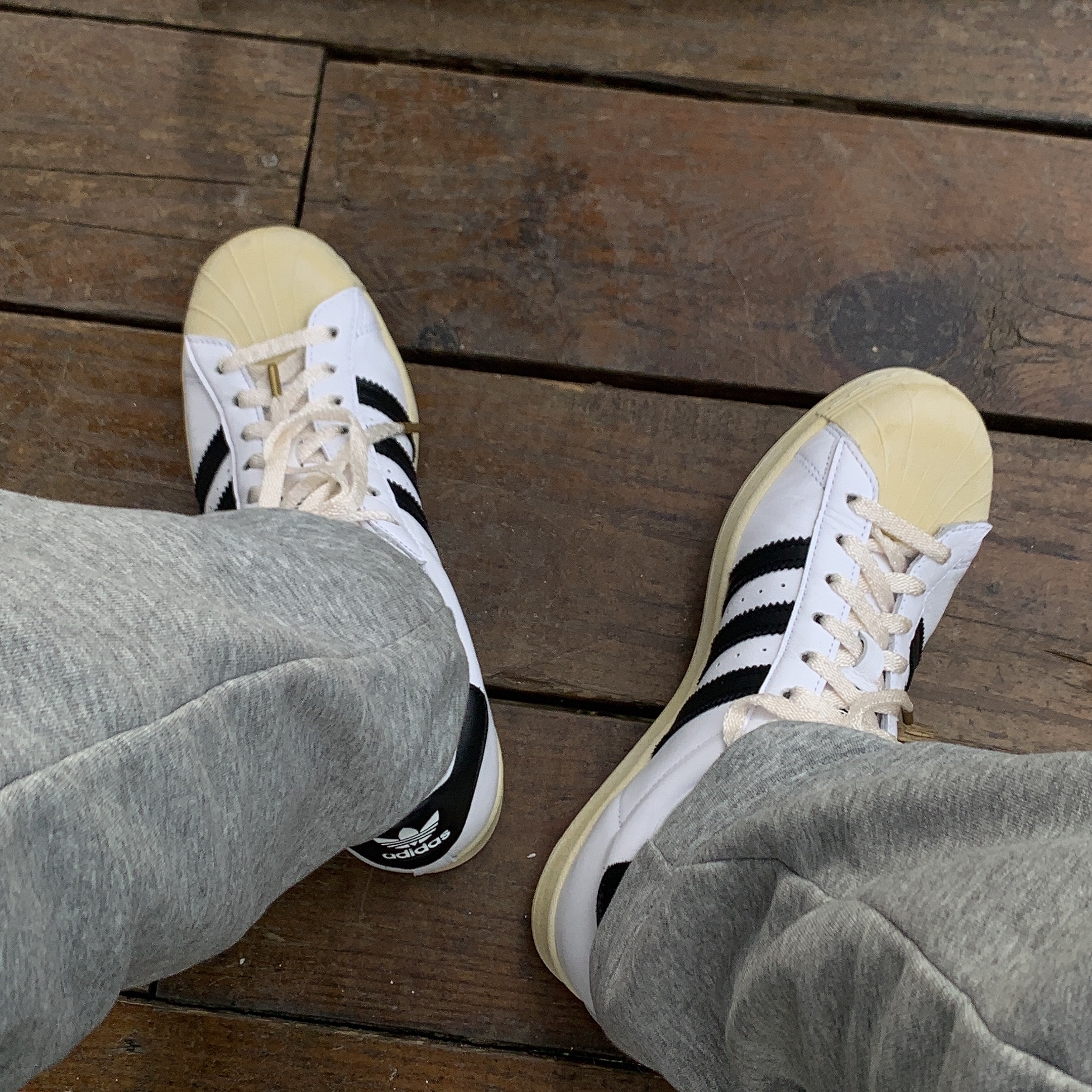 Adidas Superstar Premium White Black 착용 스타일 - 2