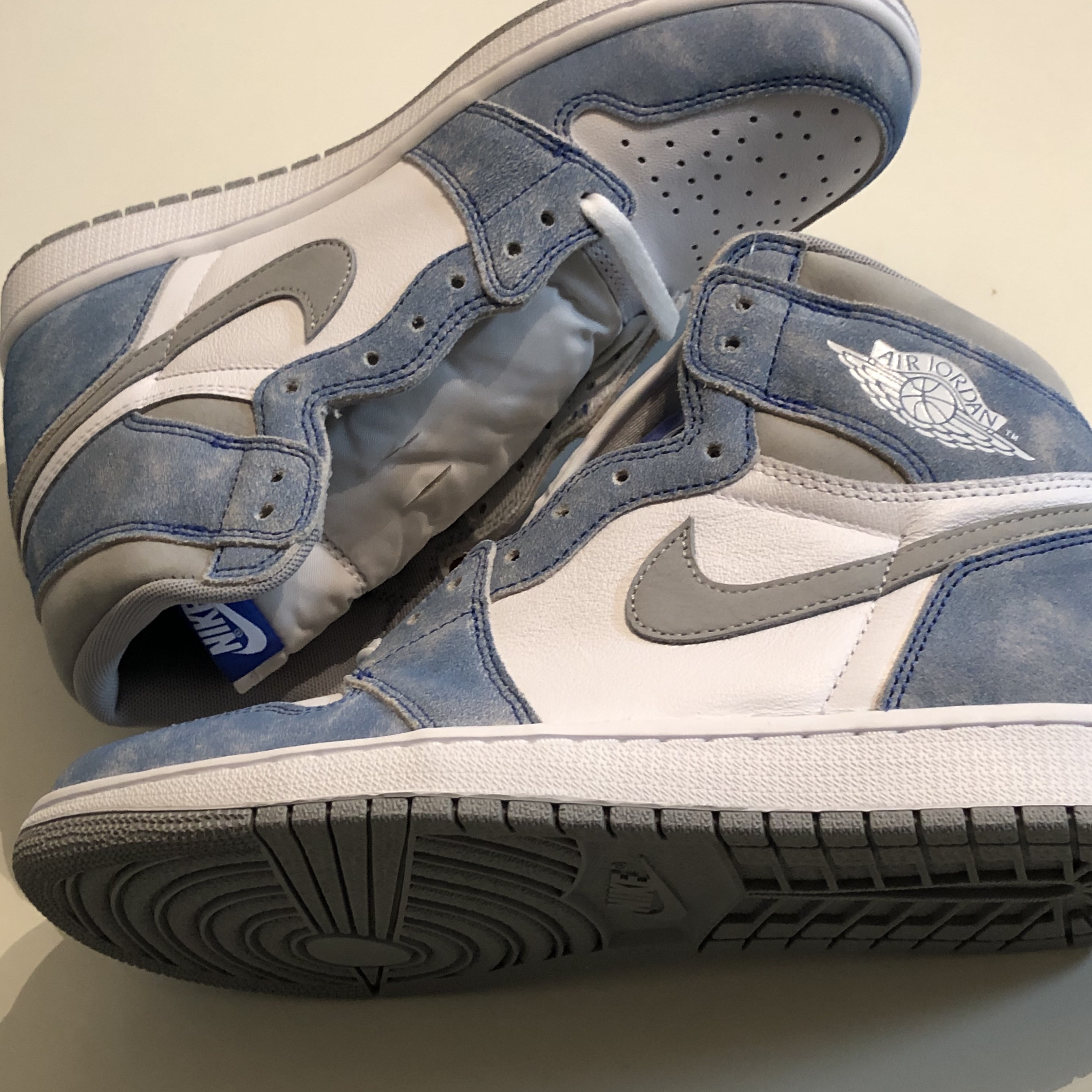 Jordan 1 Retro High OG Hyper Royal 착용 스타일