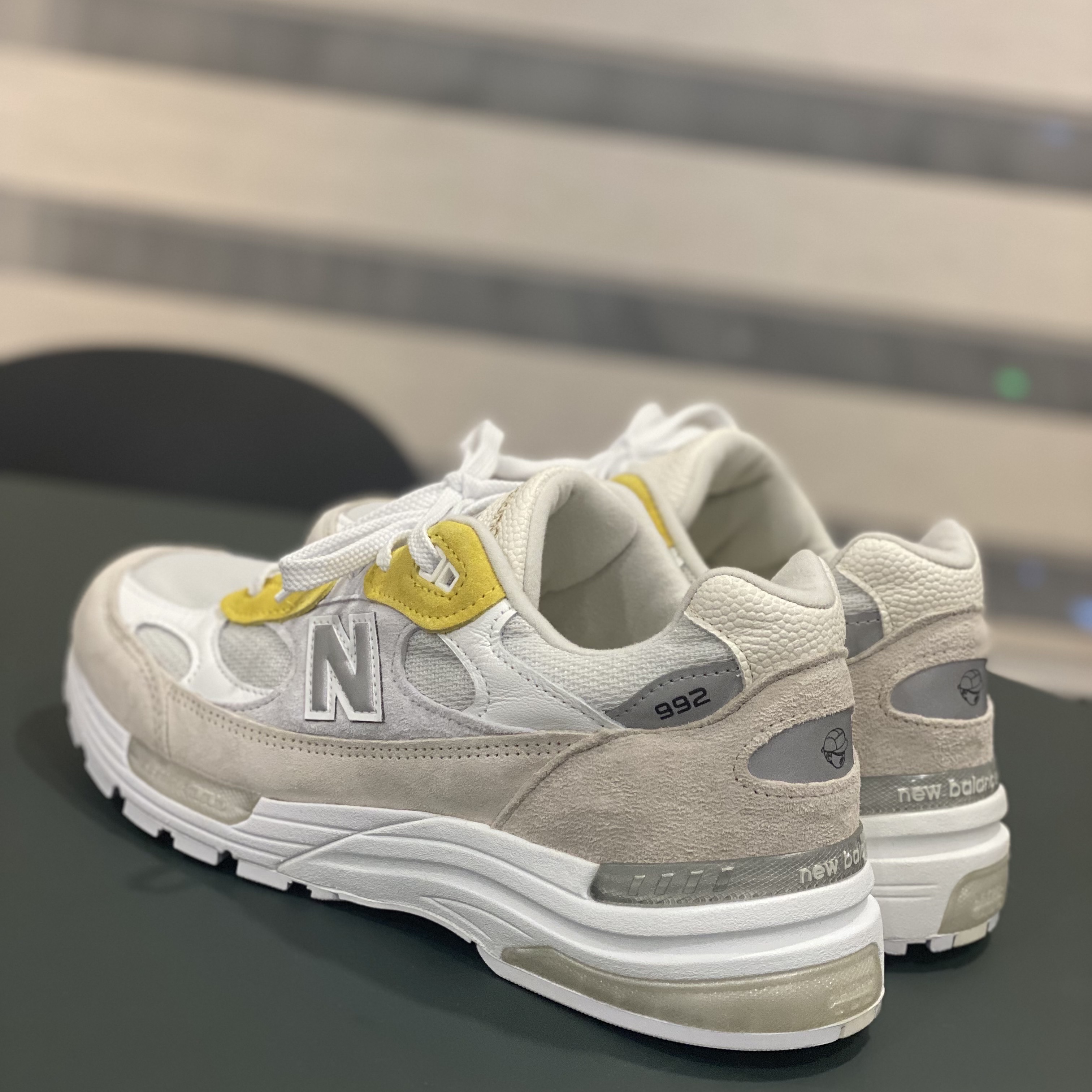 New Balance x Paperboy Paris 992 Made in USA Fried Egg 착용 스타일 - 2
