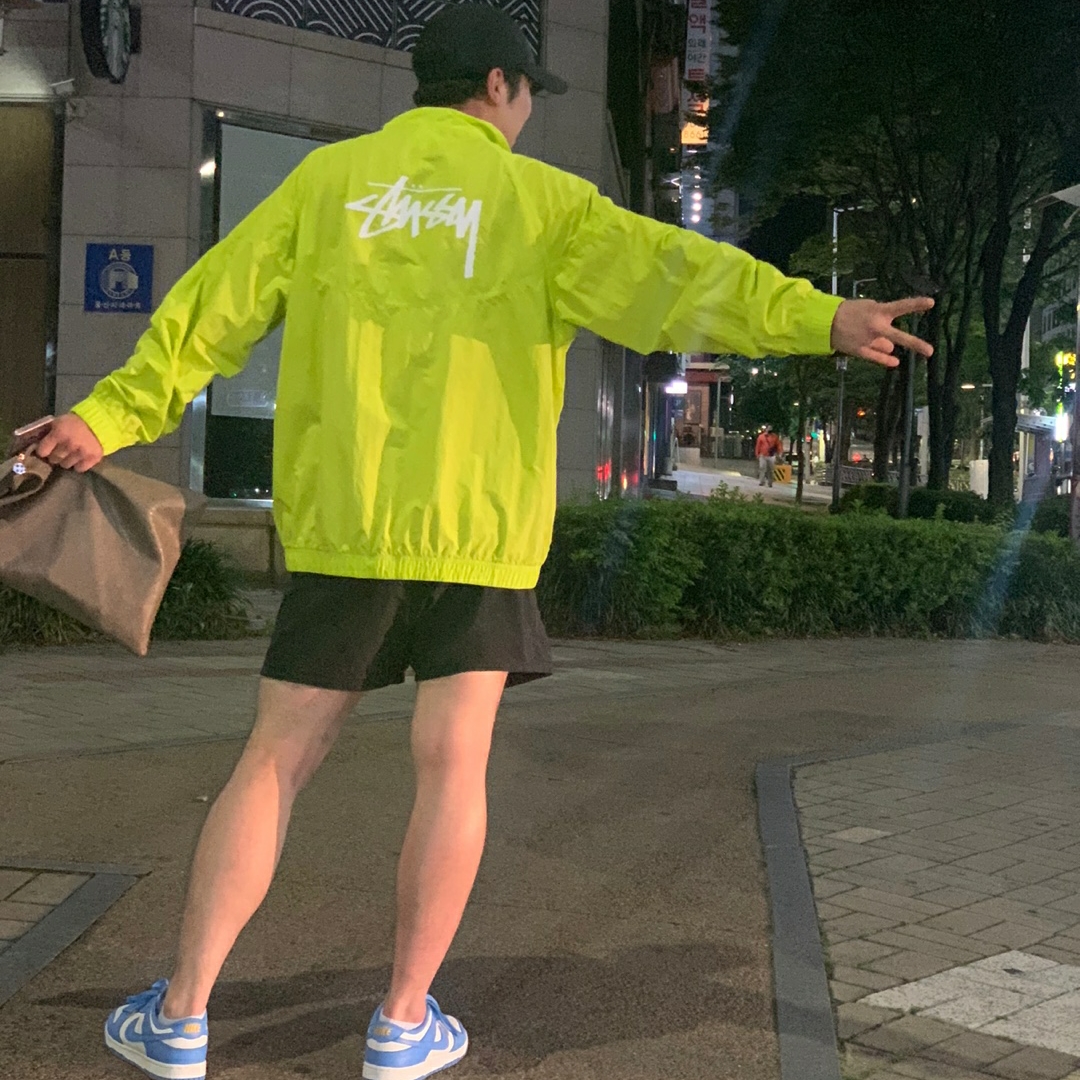 (W) Nike Dunk Low Coast, Nike x Stussy Windrunner Jacket Bright Cactus 착용 스타일