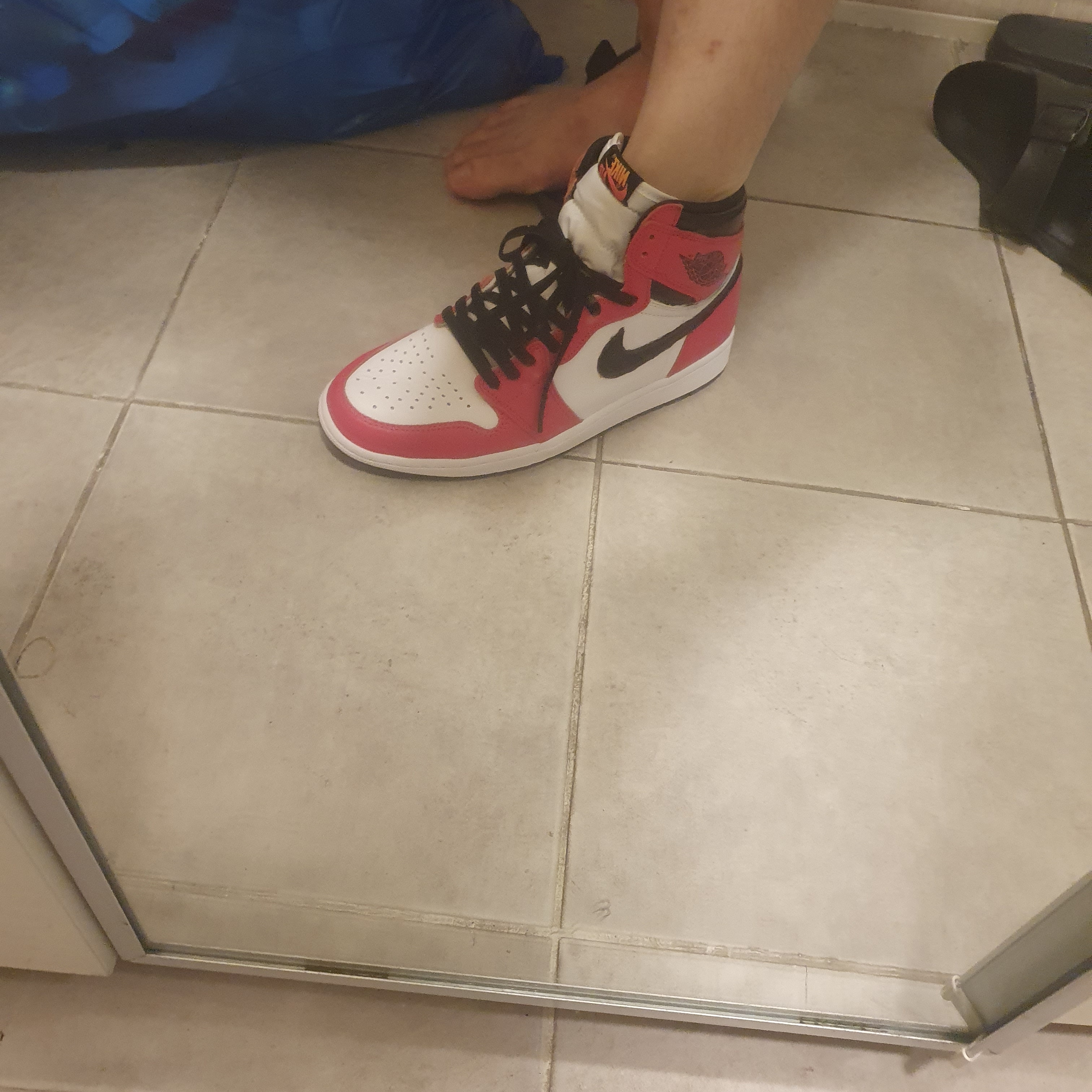Jordan 1 Retro High OG Light Fusion Red 착용 스타일 - 2