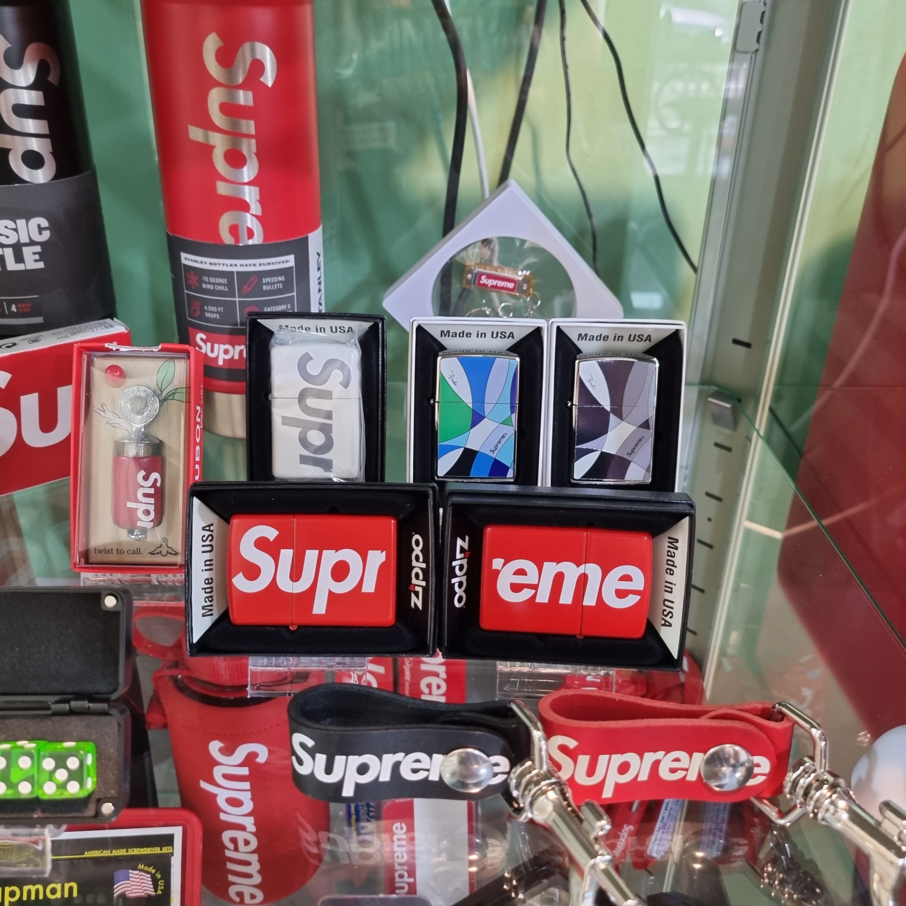 Supreme Logo Zippo Red, Supreme x Emilio Pucci Zippo Black - 21SS 착용 스타일 - 1
