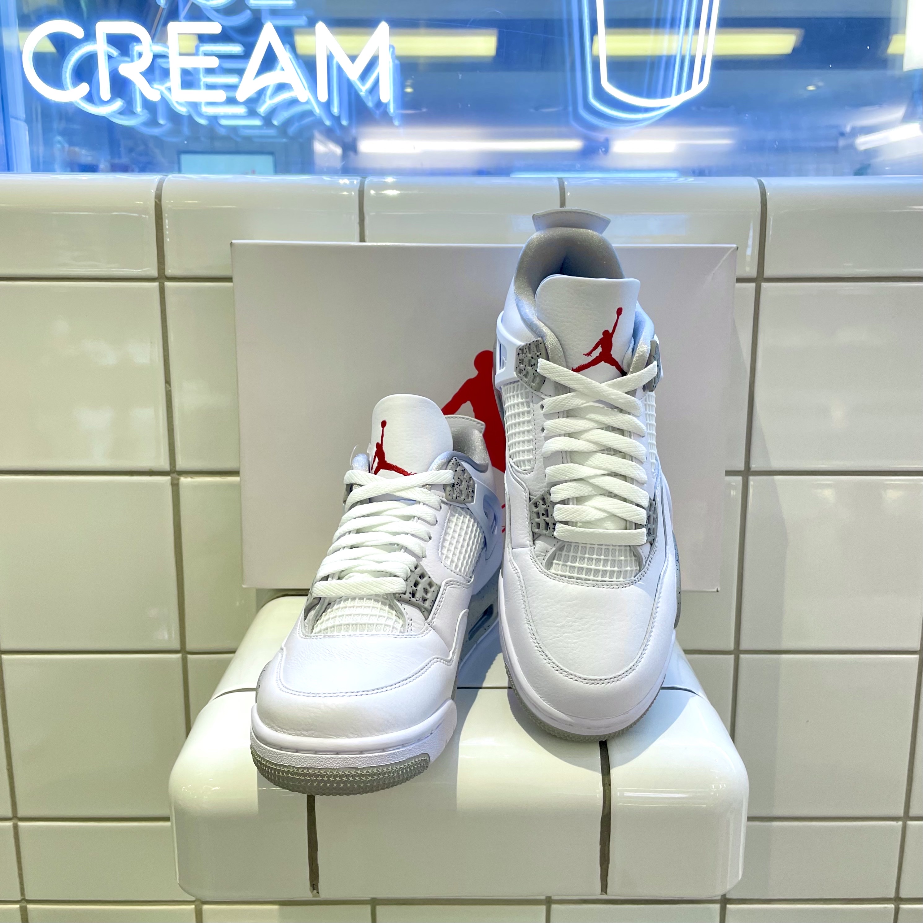 Jordan 4 Retro Tech White 착용 스타일