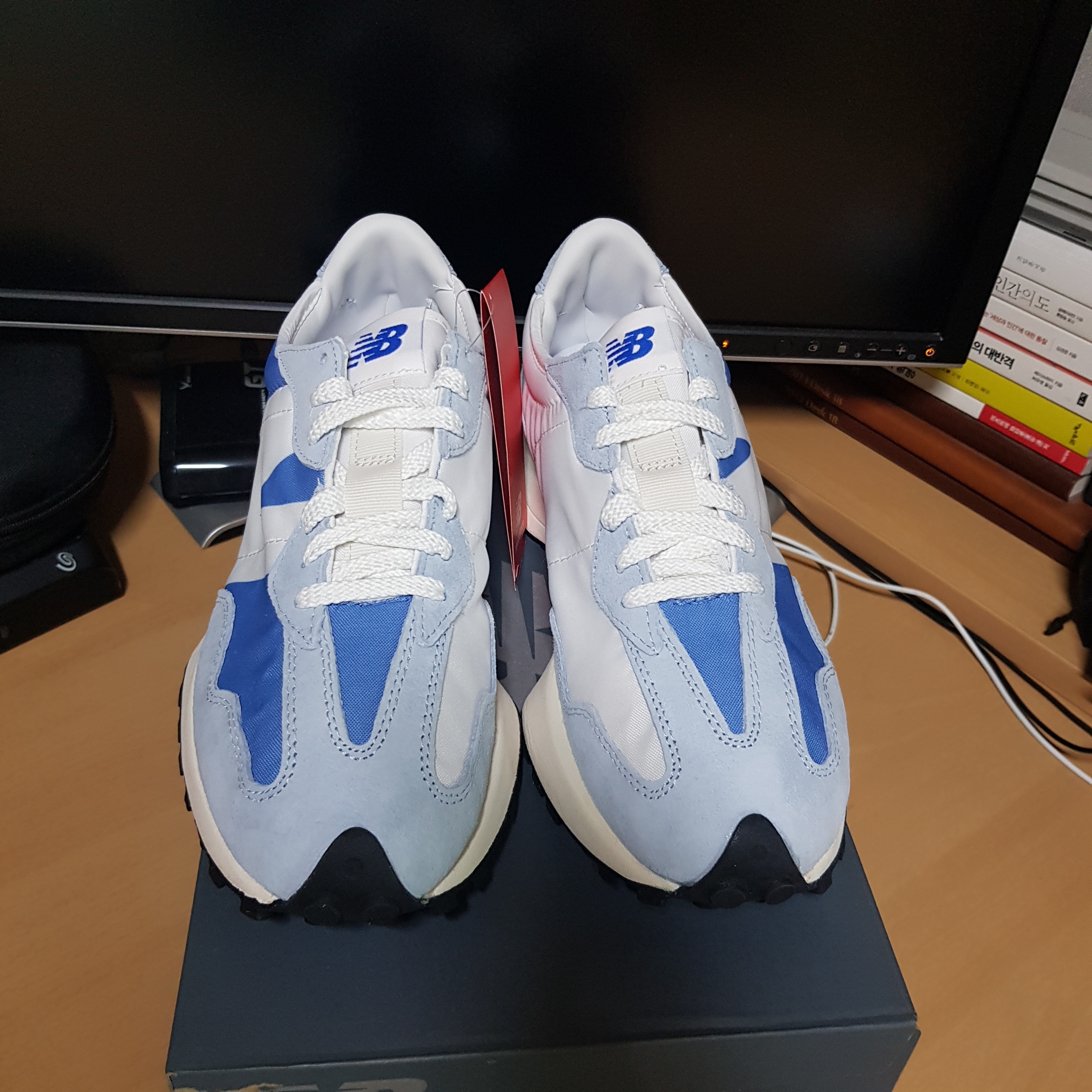 New Balance 327 Blue White 착용 스타일 - 3