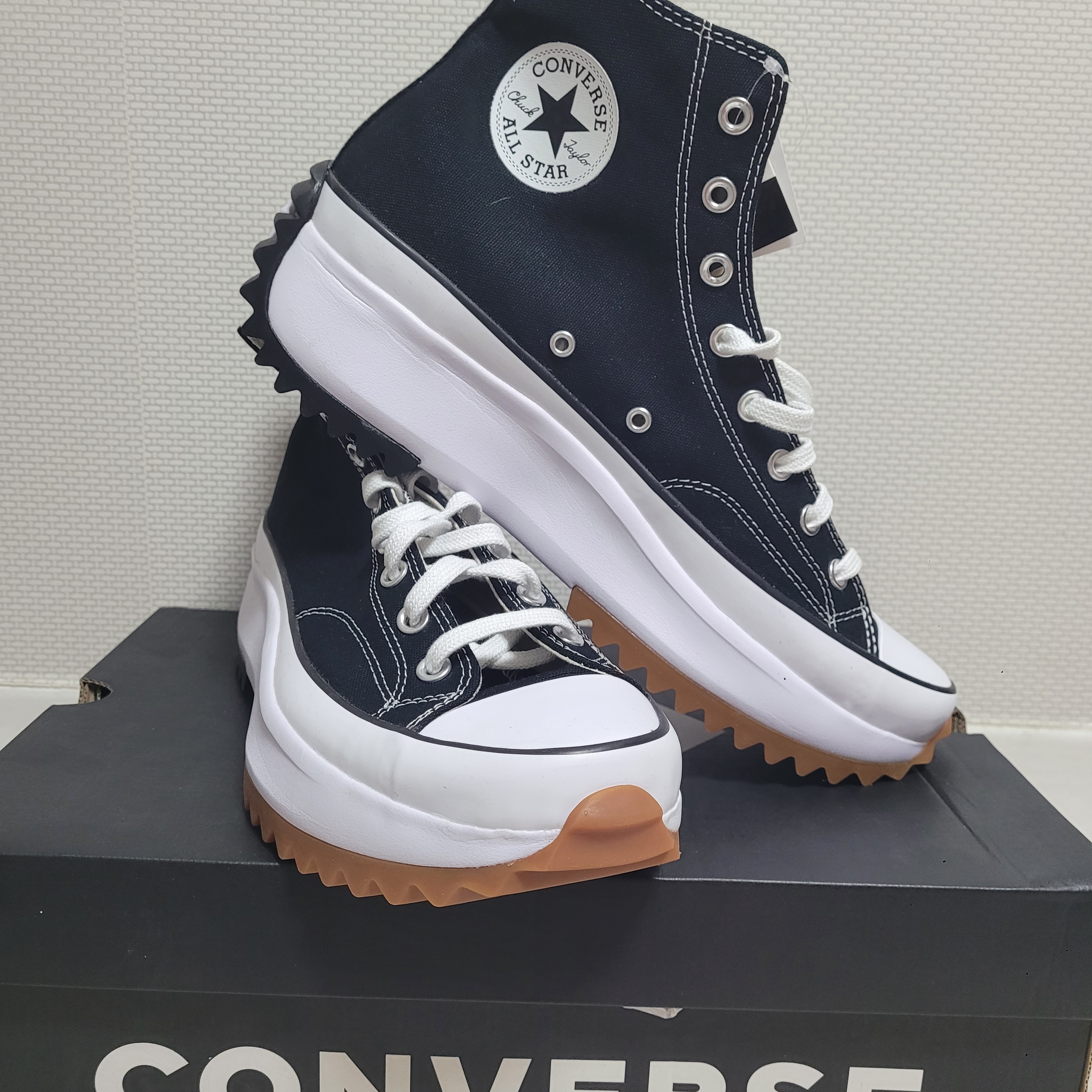 Converse Run Star Hike Hi Black White Gum 착용 스타일 - 1