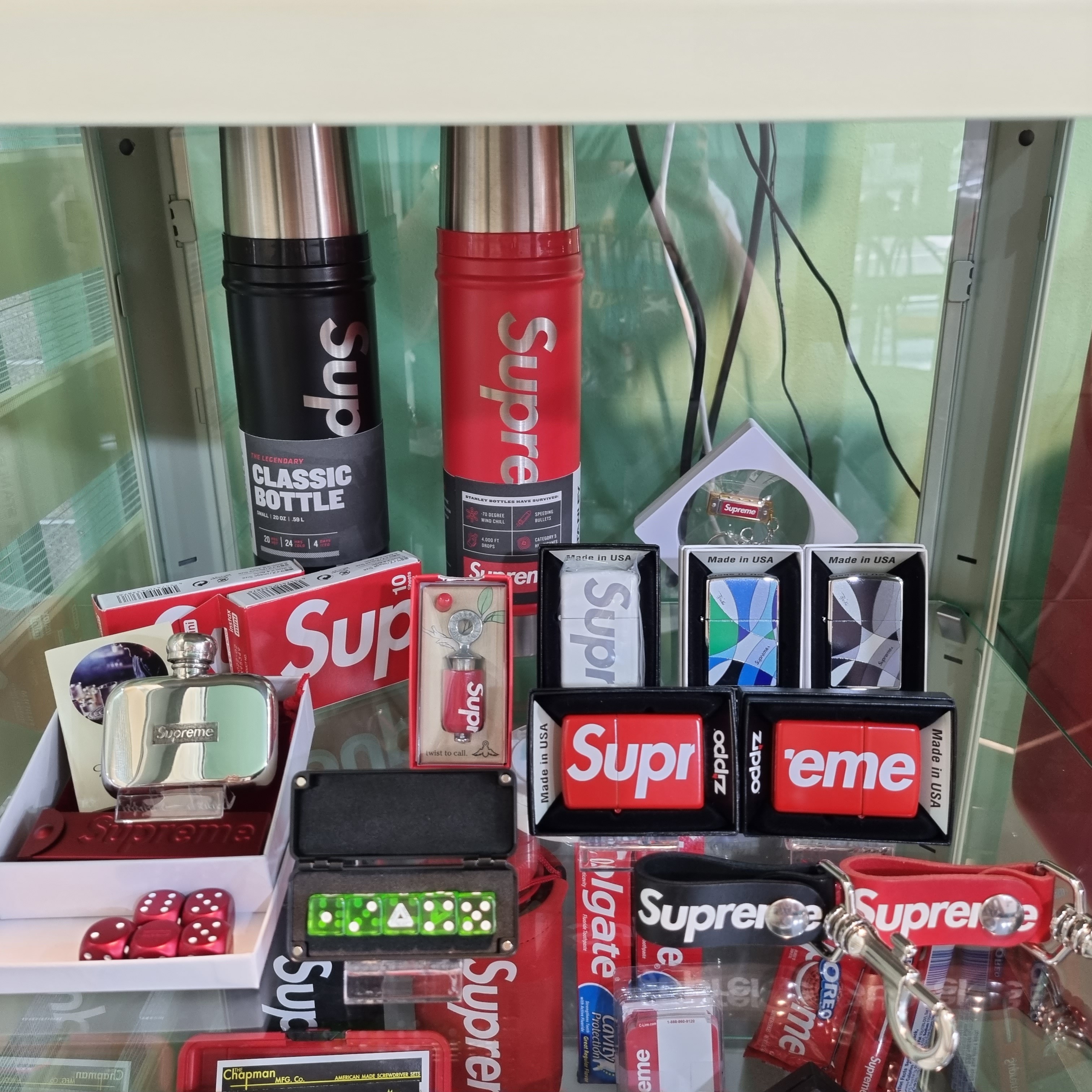 Supreme Logo Zippo Red, Supreme x Emilio Pucci Zippo Black - 21SS 착용 스타일 - 2