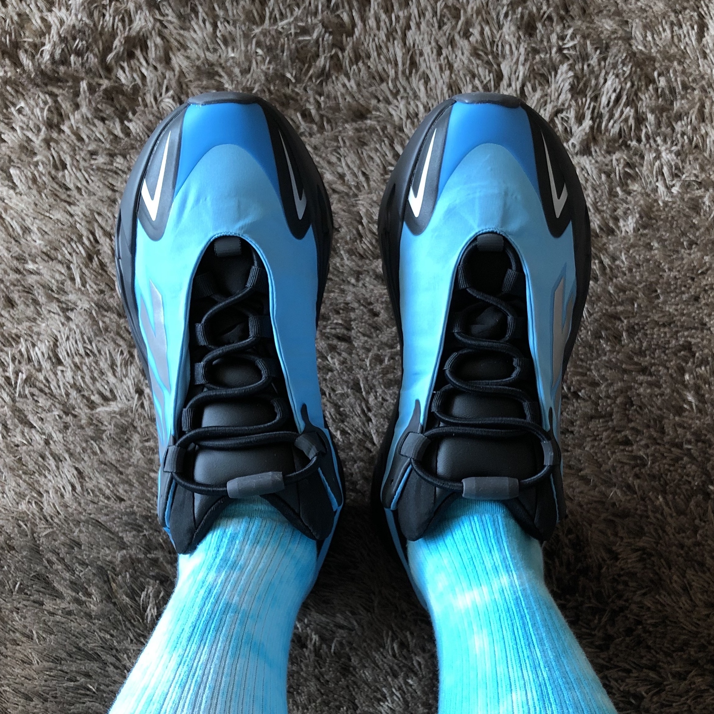Adidas Yeezy Boost 700 MNVN Bright Cyan 착용 스타일 - 2