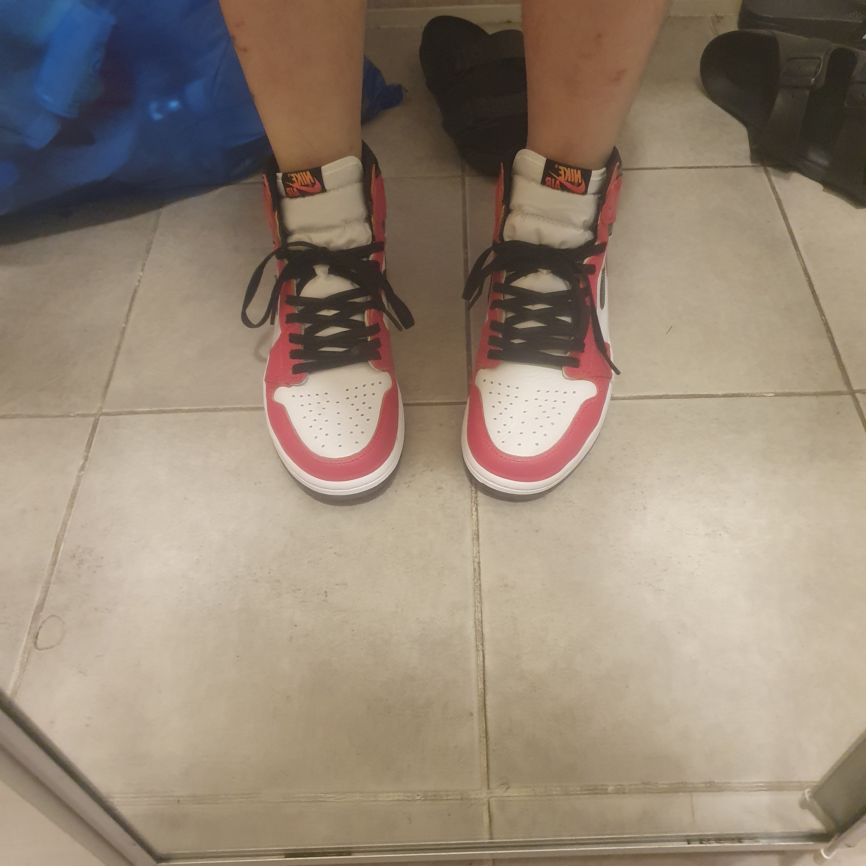 Jordan 1 Retro High OG Light Fusion Red 착용 스타일 - 3