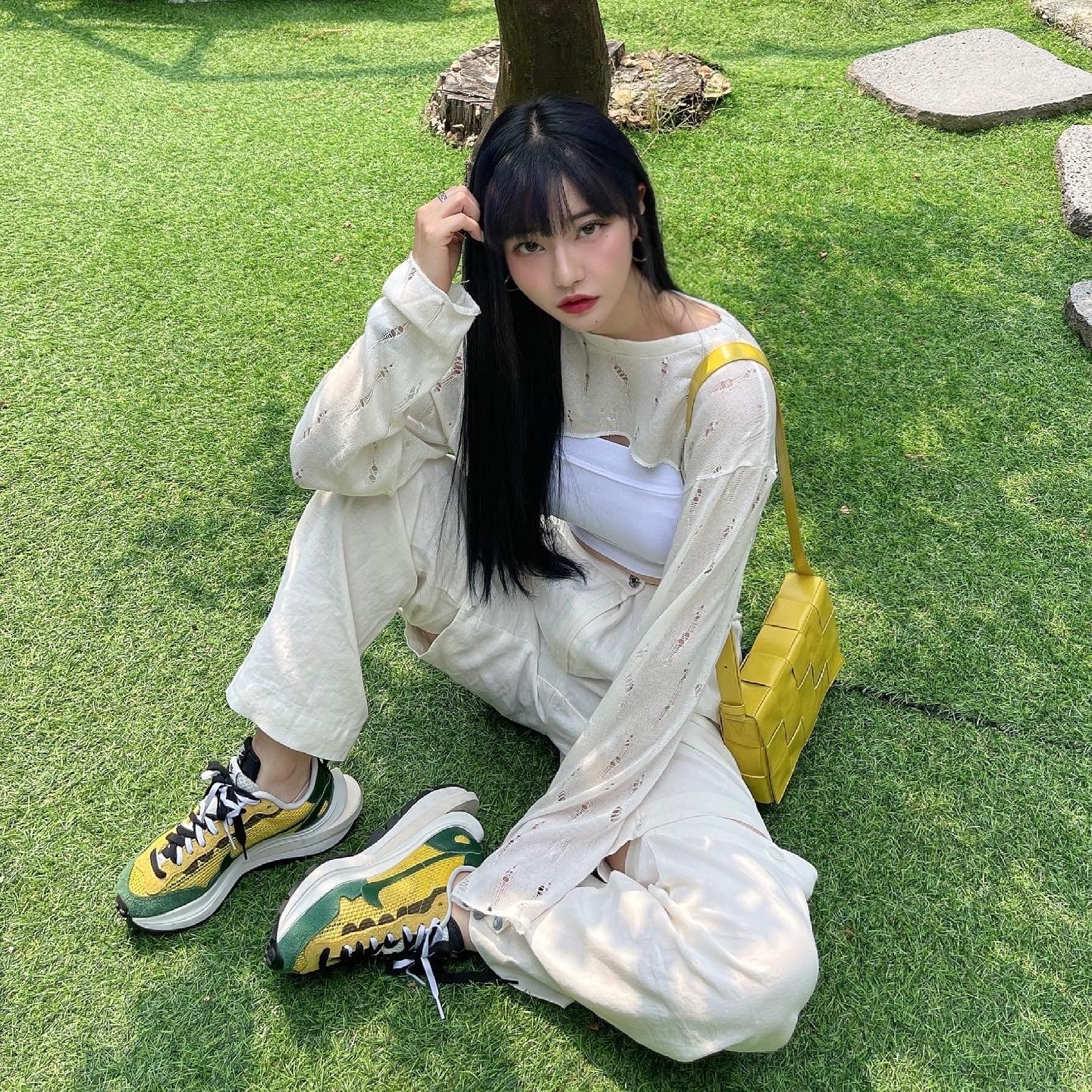 Nike x Sacai VaporWaffle Tour Yellow & Gorge Green Sail, Bottega Veneta Leather Cassette Mirabelle 착용 스타일