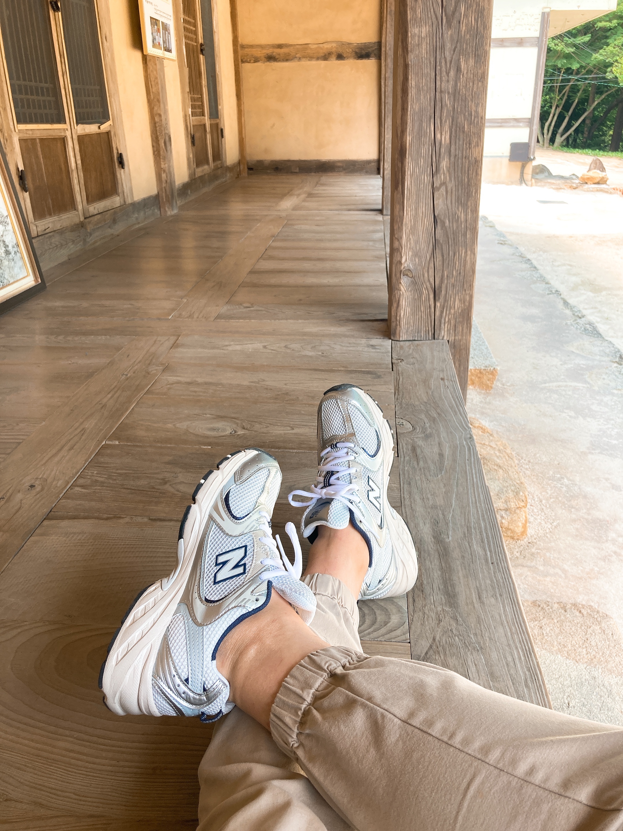 New Balance 530 Steel Grey, New Balance 327 Grey 착용 스타일 - 1