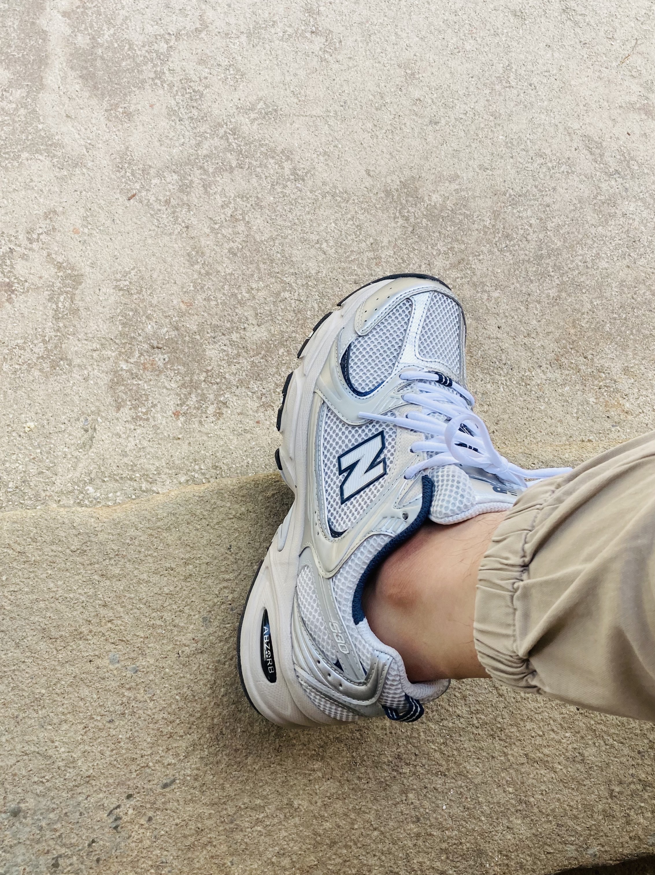 New Balance 530 Steel Grey, New Balance 327 Grey 착용 스타일 - 2